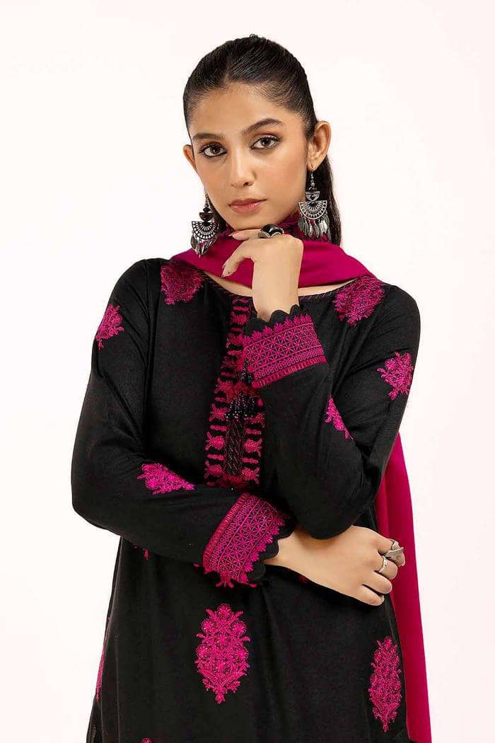 img_gul_ahmed_winter_24_Awwal_boutique