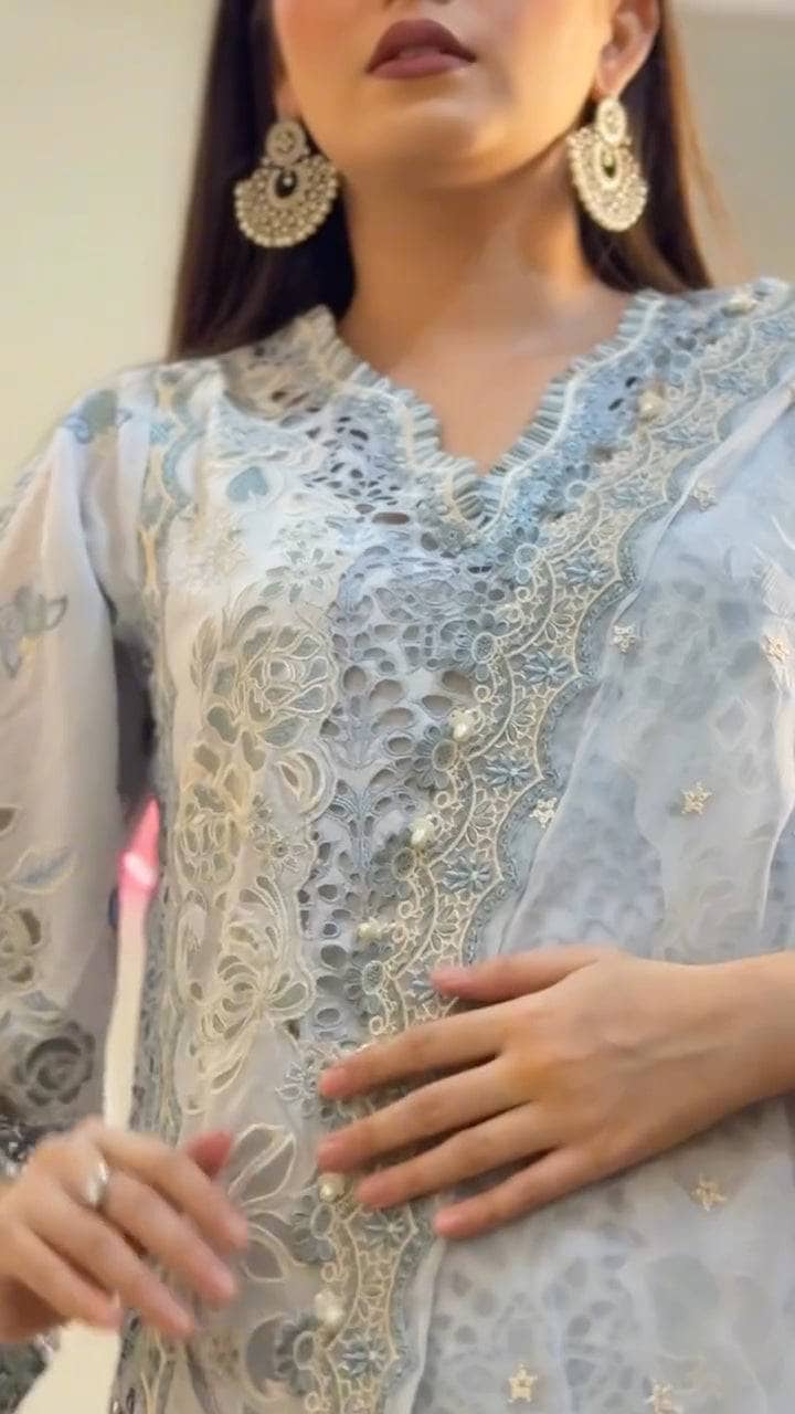 Spotted in Baroque Luxury Lawn 25/EL 02