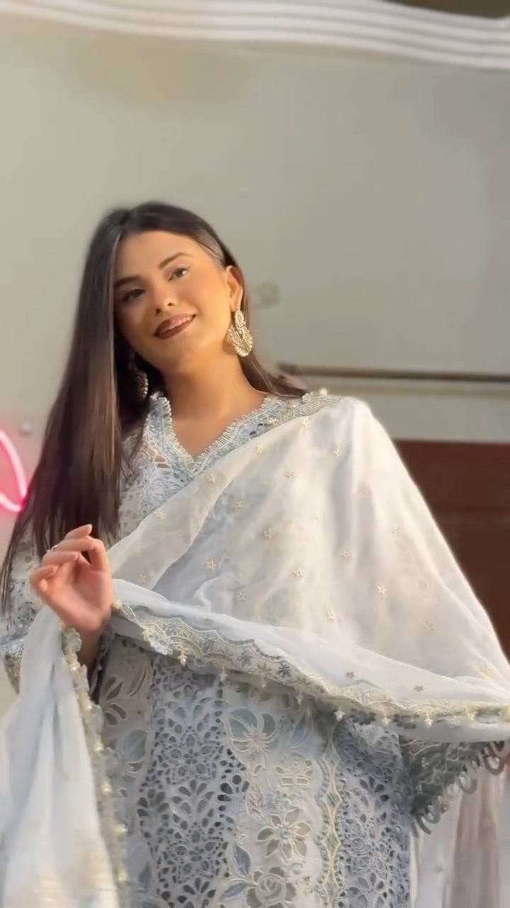 Spotted in Baroque Luxury Lawn 25/EL 02