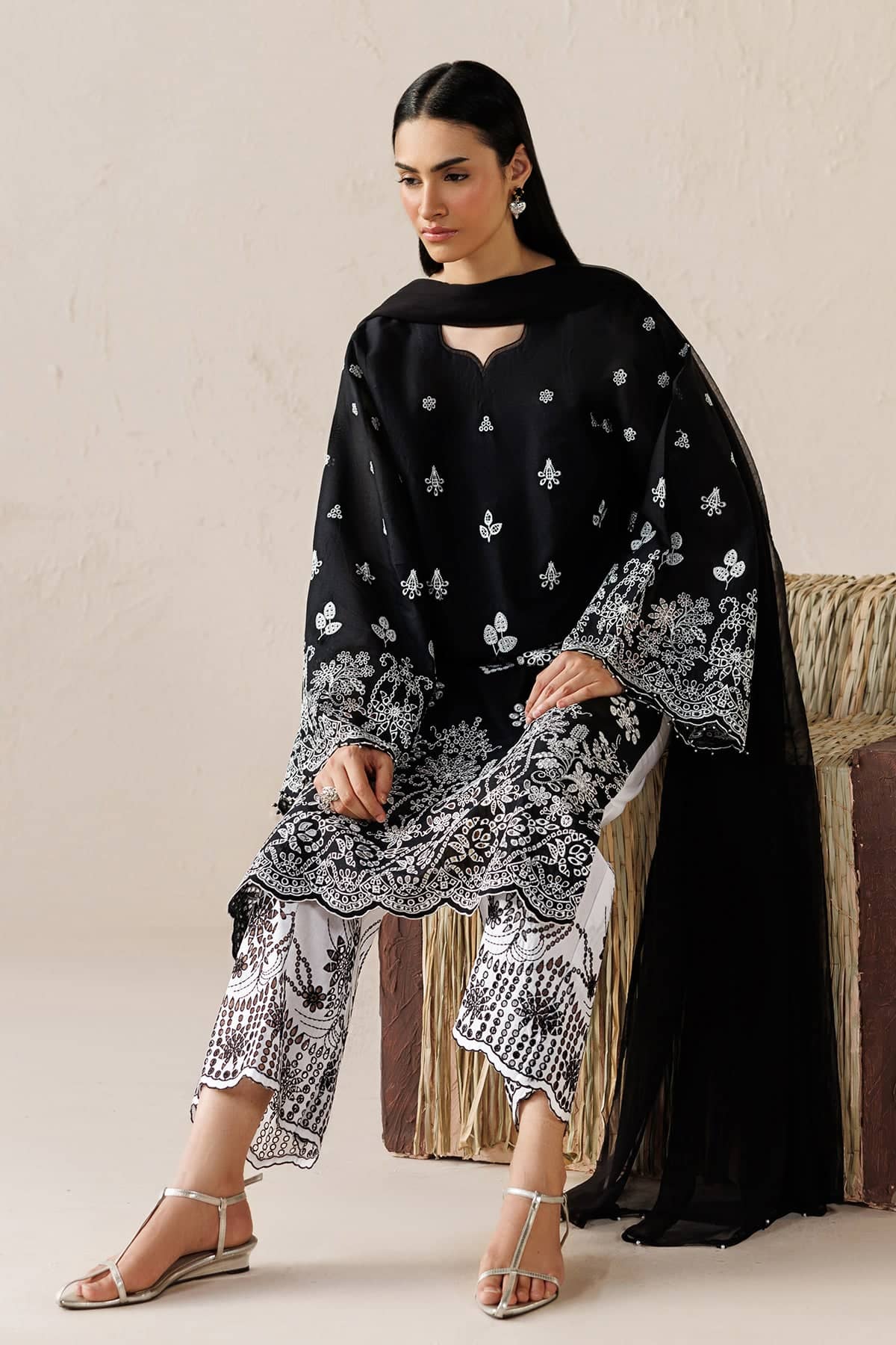 img_baroque_lawn_awwal_boutique