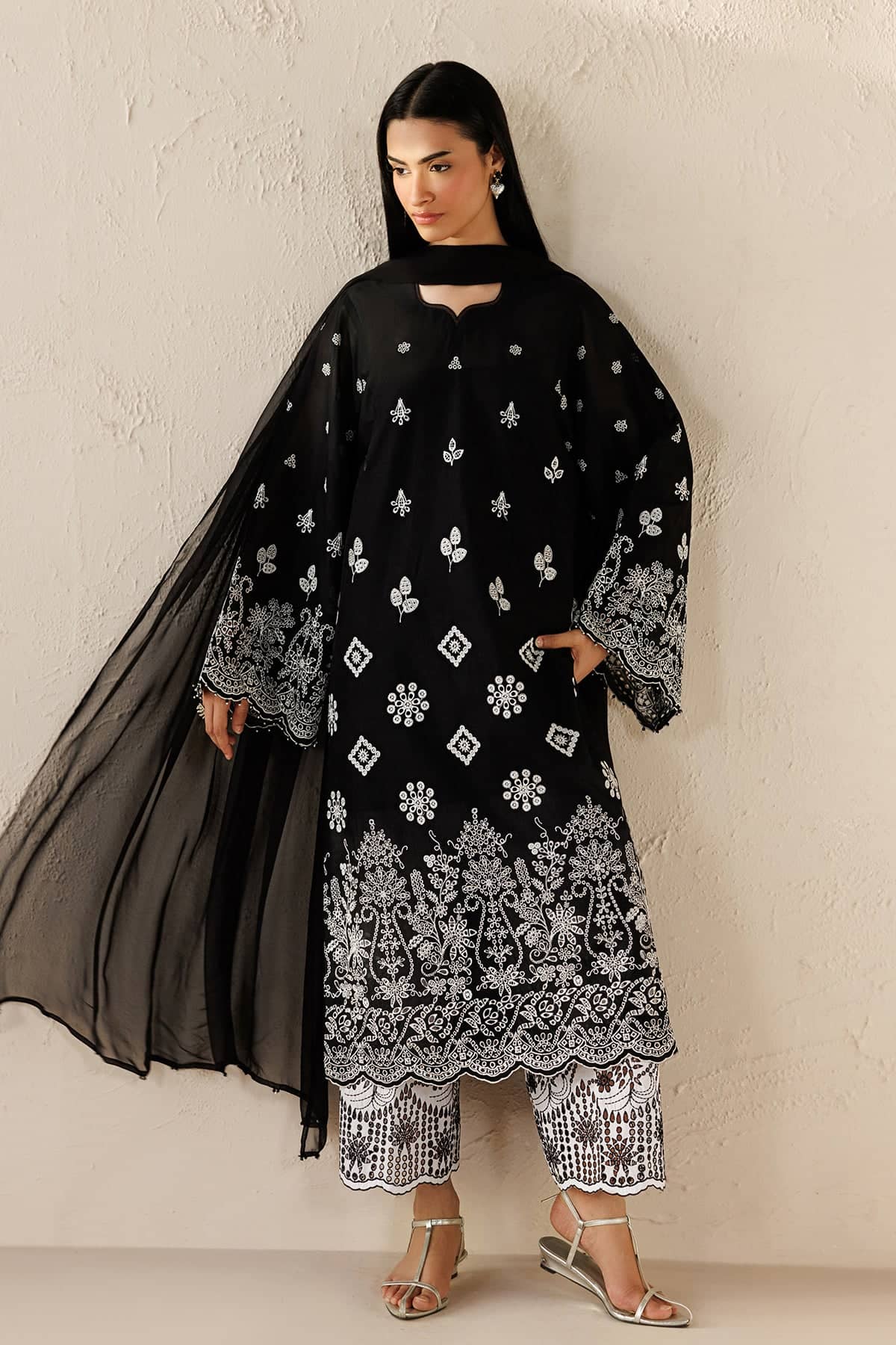 img_baroque_lawn_awwal_boutique