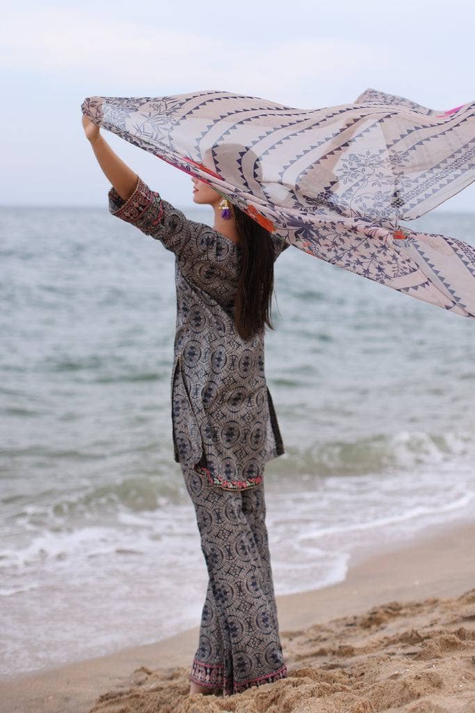 img_charizma_combination_lawn_24_awwal_boutique