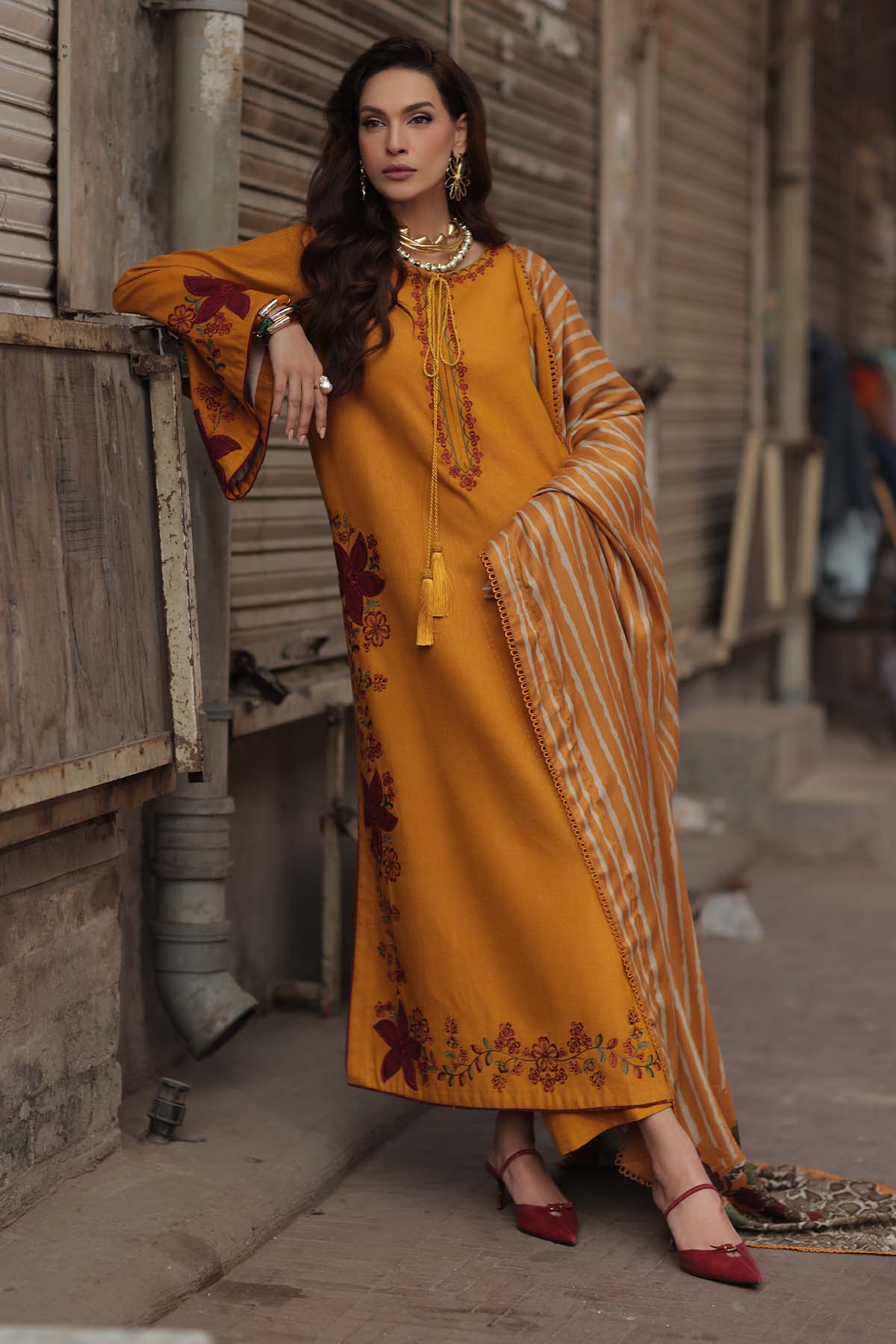 img_charizma_signature_leather_peach_woolen_shawl_awwal_boutique