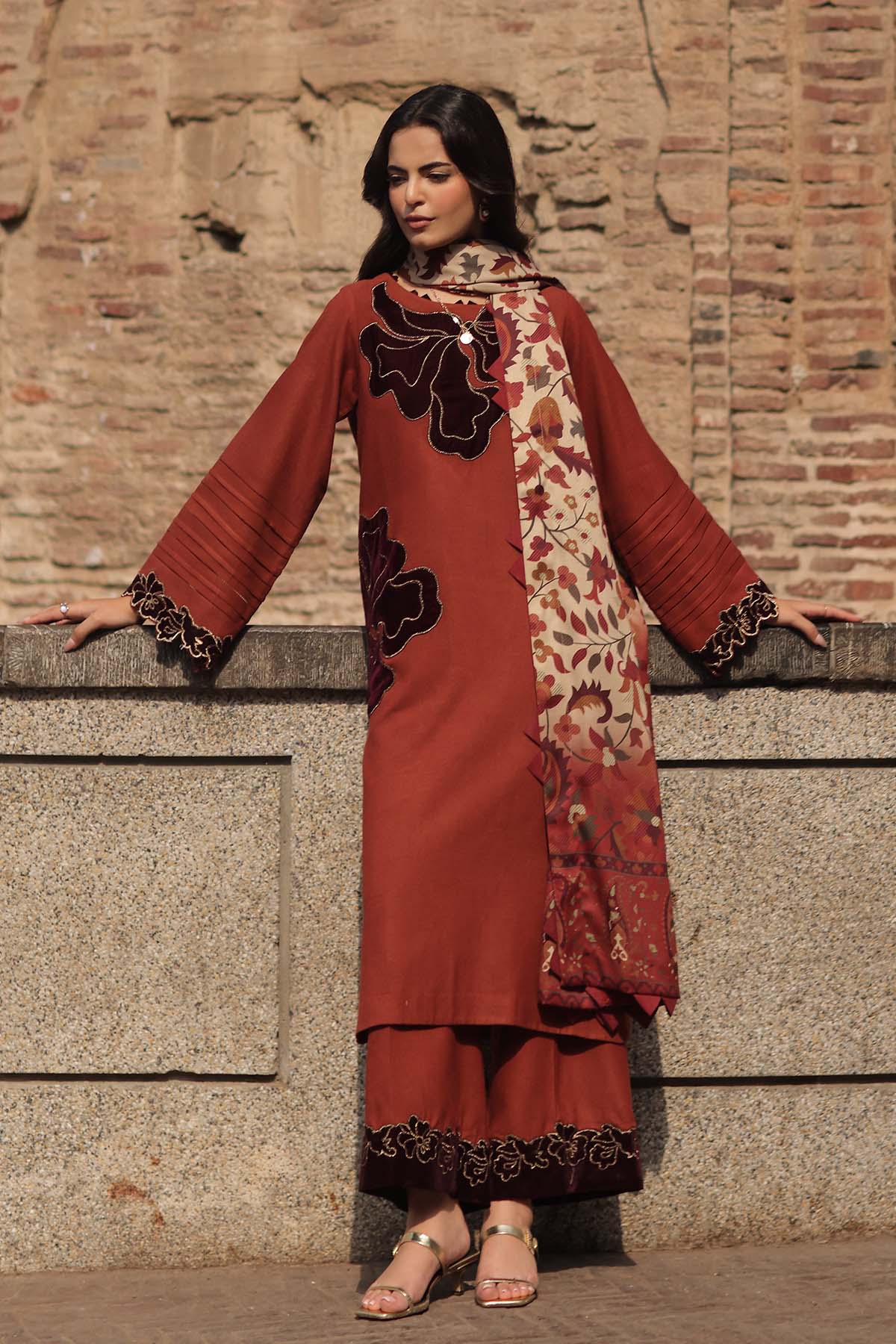img_charizma_signature_leather_peach_woolen_shawl_awwal_boutique