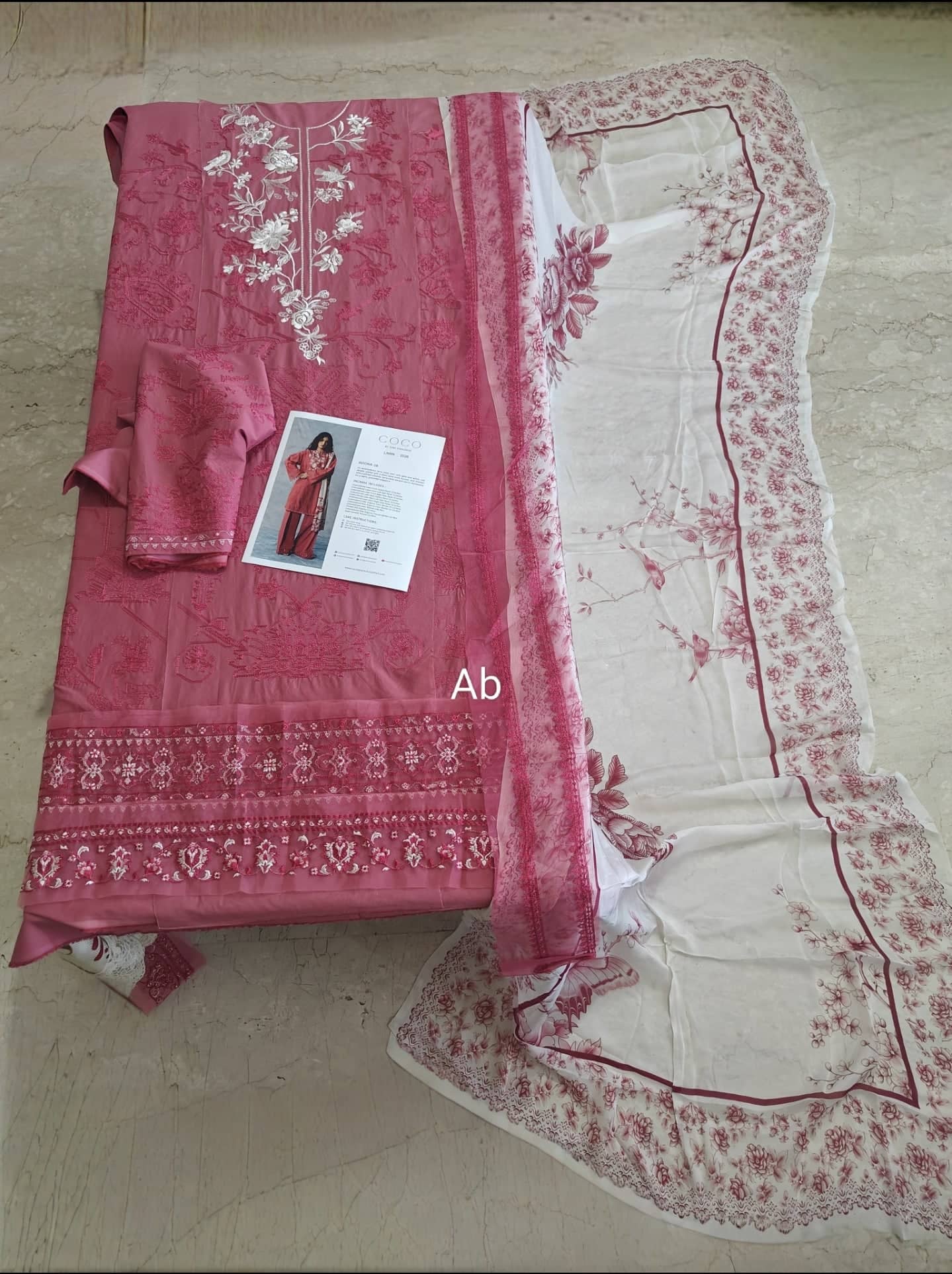 img_coco_lawn_awwal_boutique