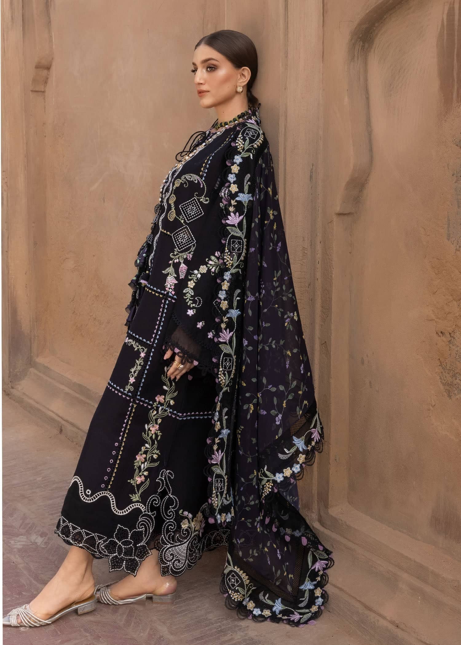 Flow by Crimson 26/FLORAL SERENITY - D1A/Onyx