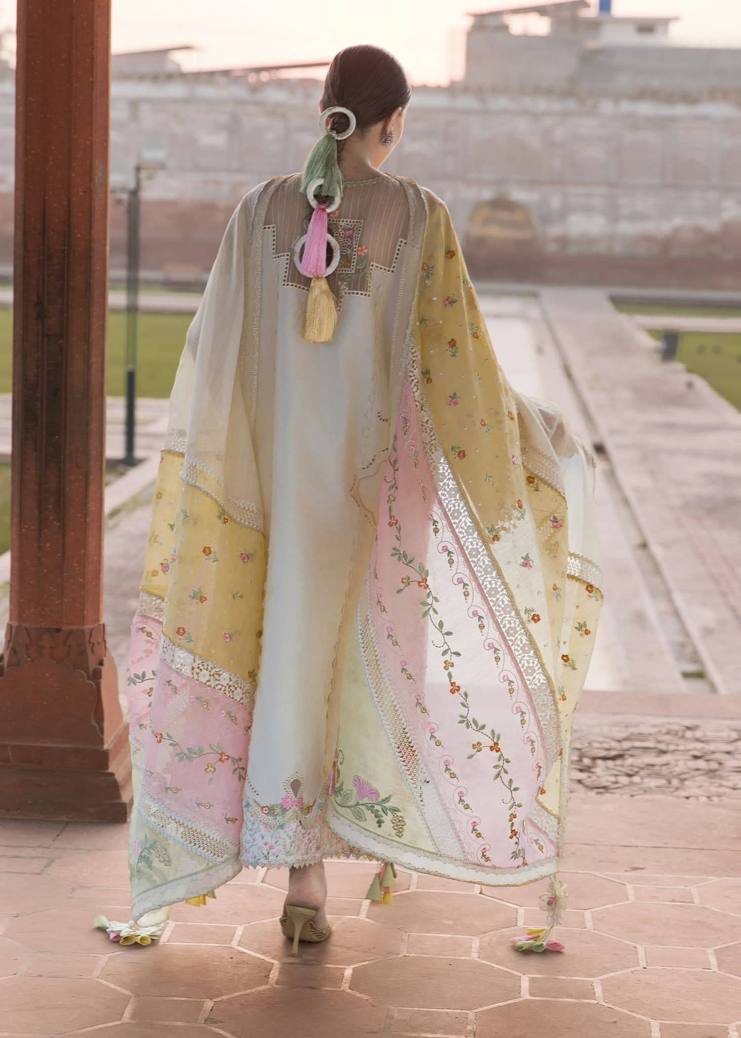 Flow by Crimson 26/MANIFESTED MEADOWS - D7A/Ivory