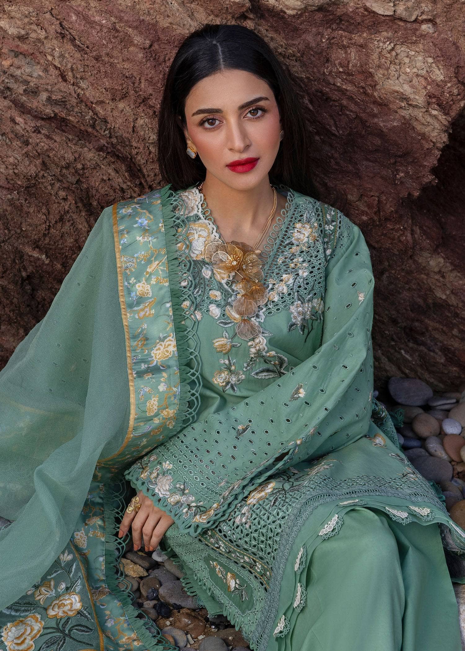 img_crimson_lawn_awwal_boutique