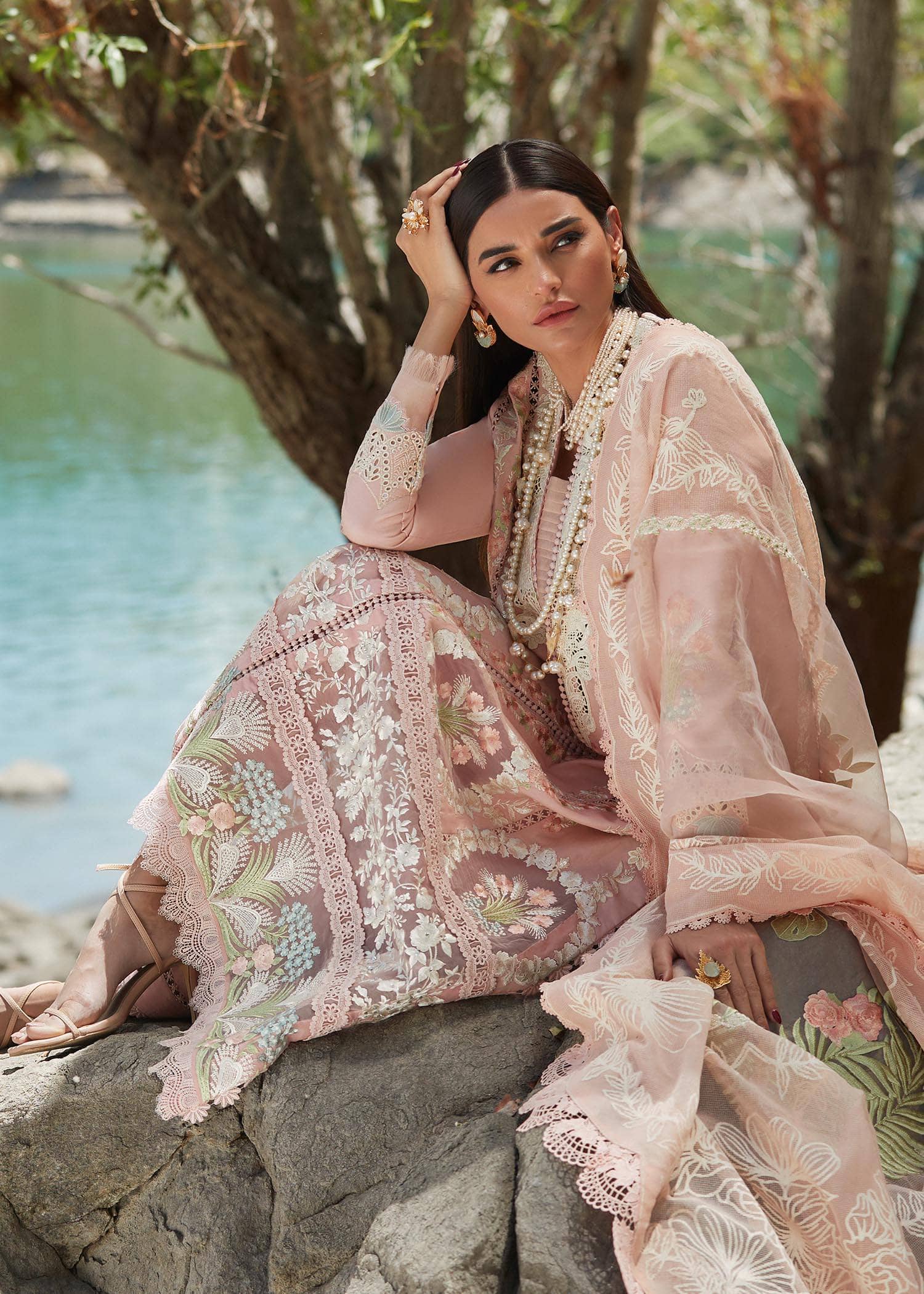 img_crimson_lawn_23_awwal_boutique