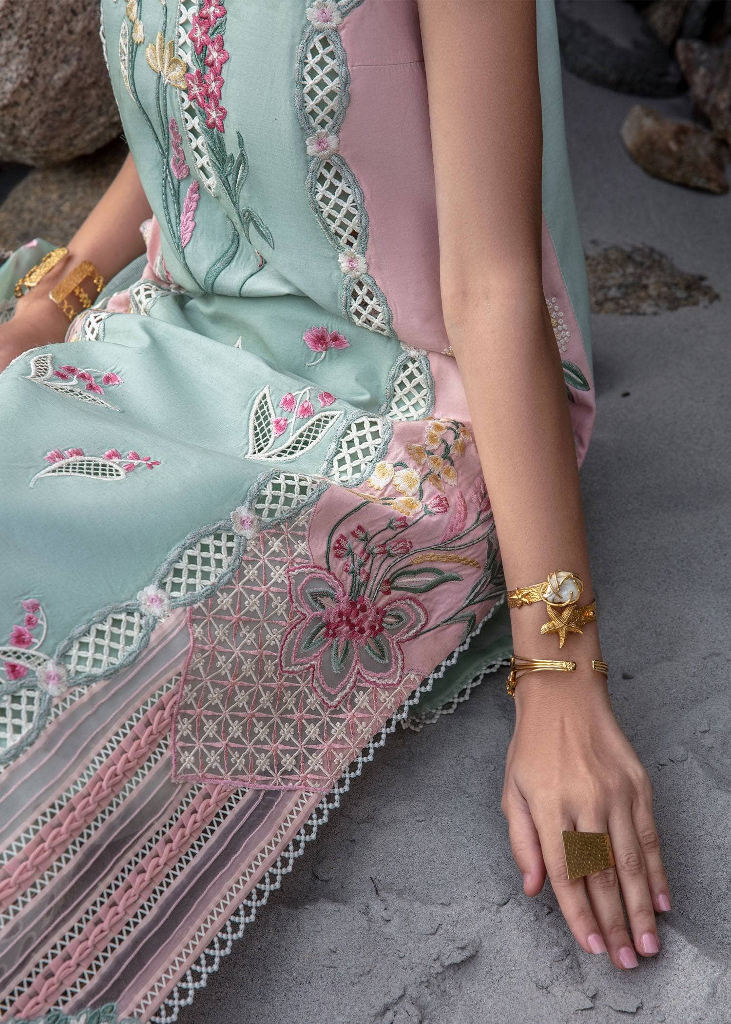 img_crimson_lawn_24_awwal_boutique