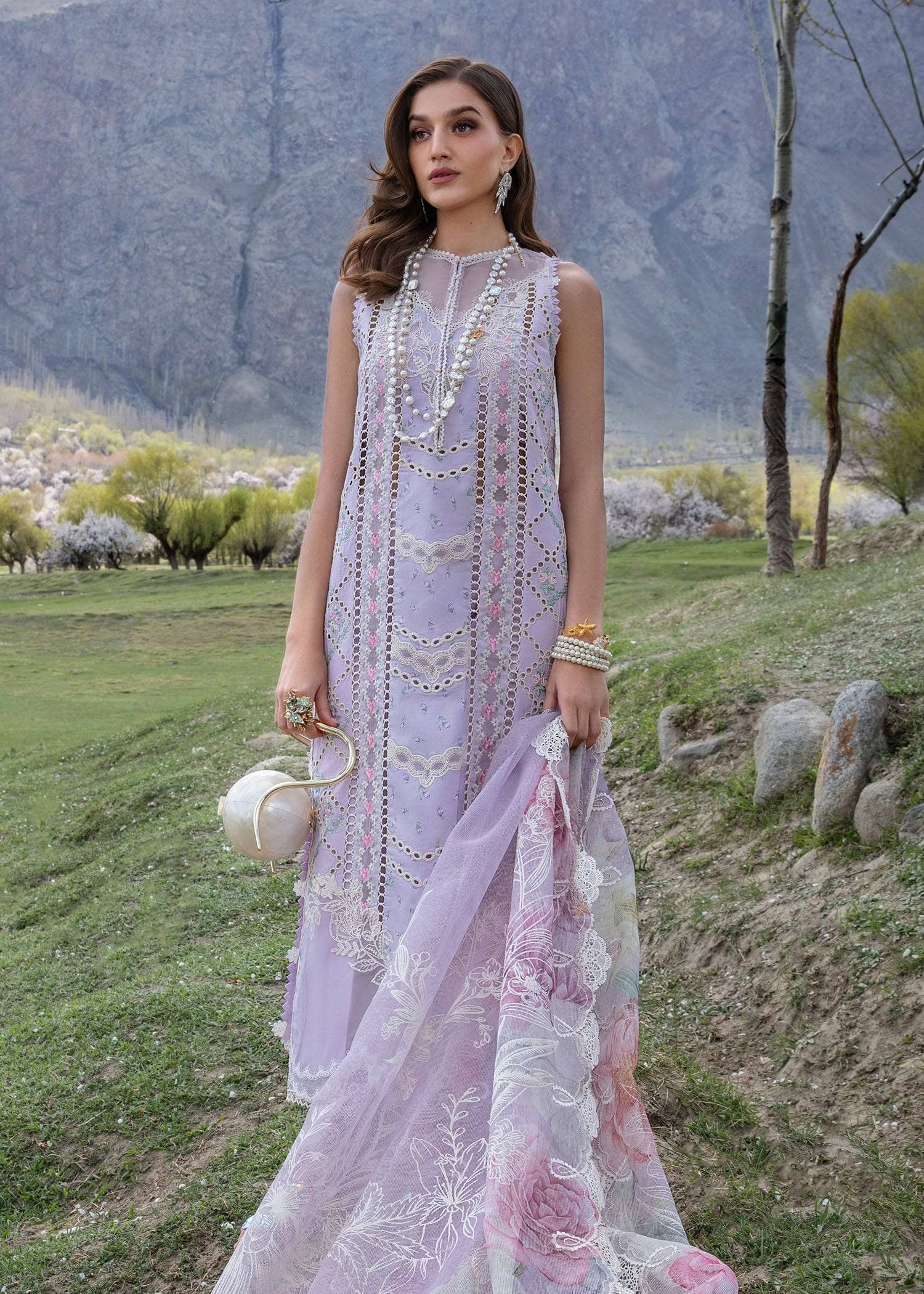 img_crimson_lawn_24_awwal_boutique