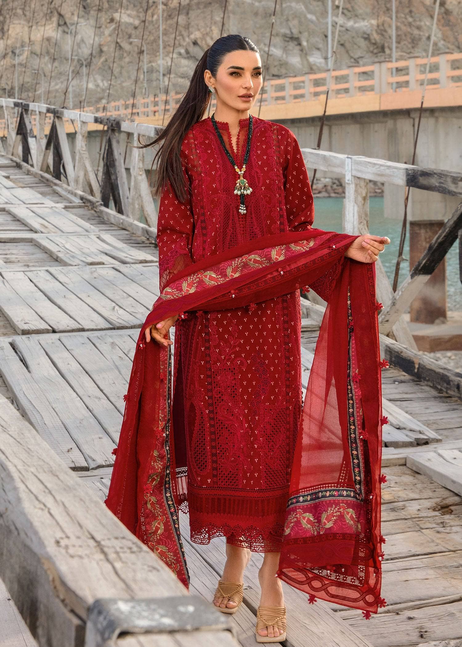 img_crimson_lawn_24_awwal_boutique