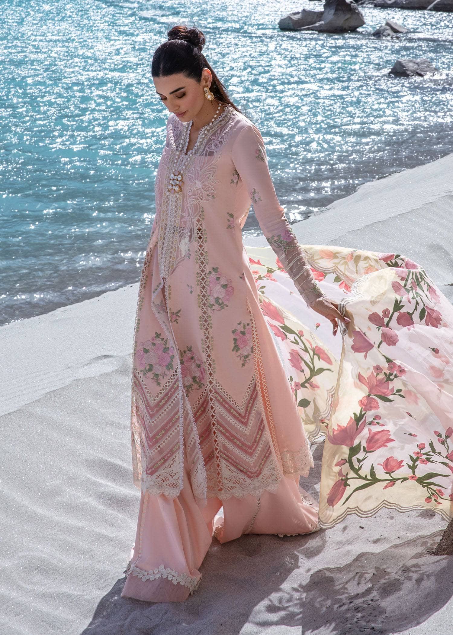 img_crimson_lawn_24_awwal_boutique