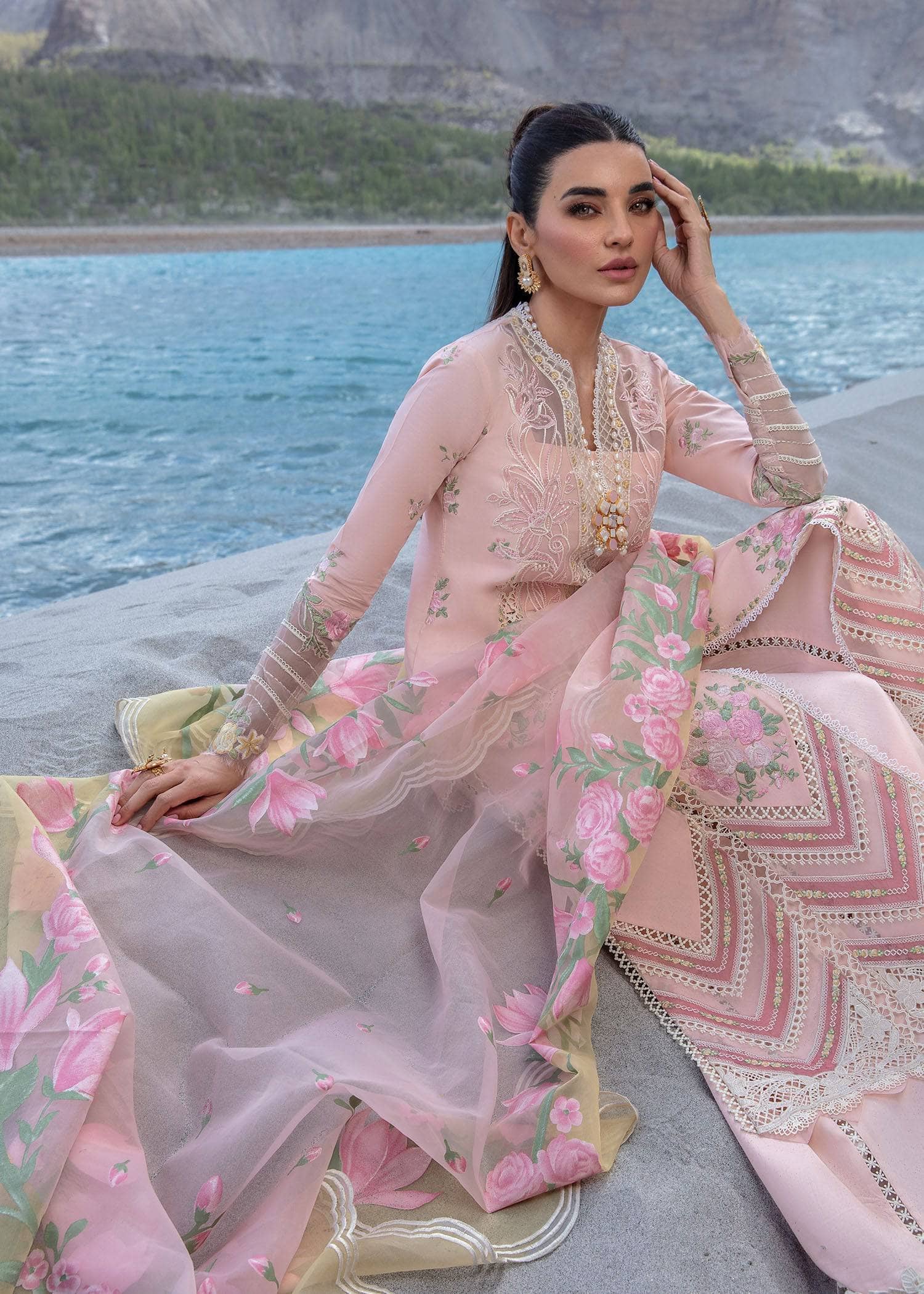 img_crimson_lawn_24_awwal_boutique