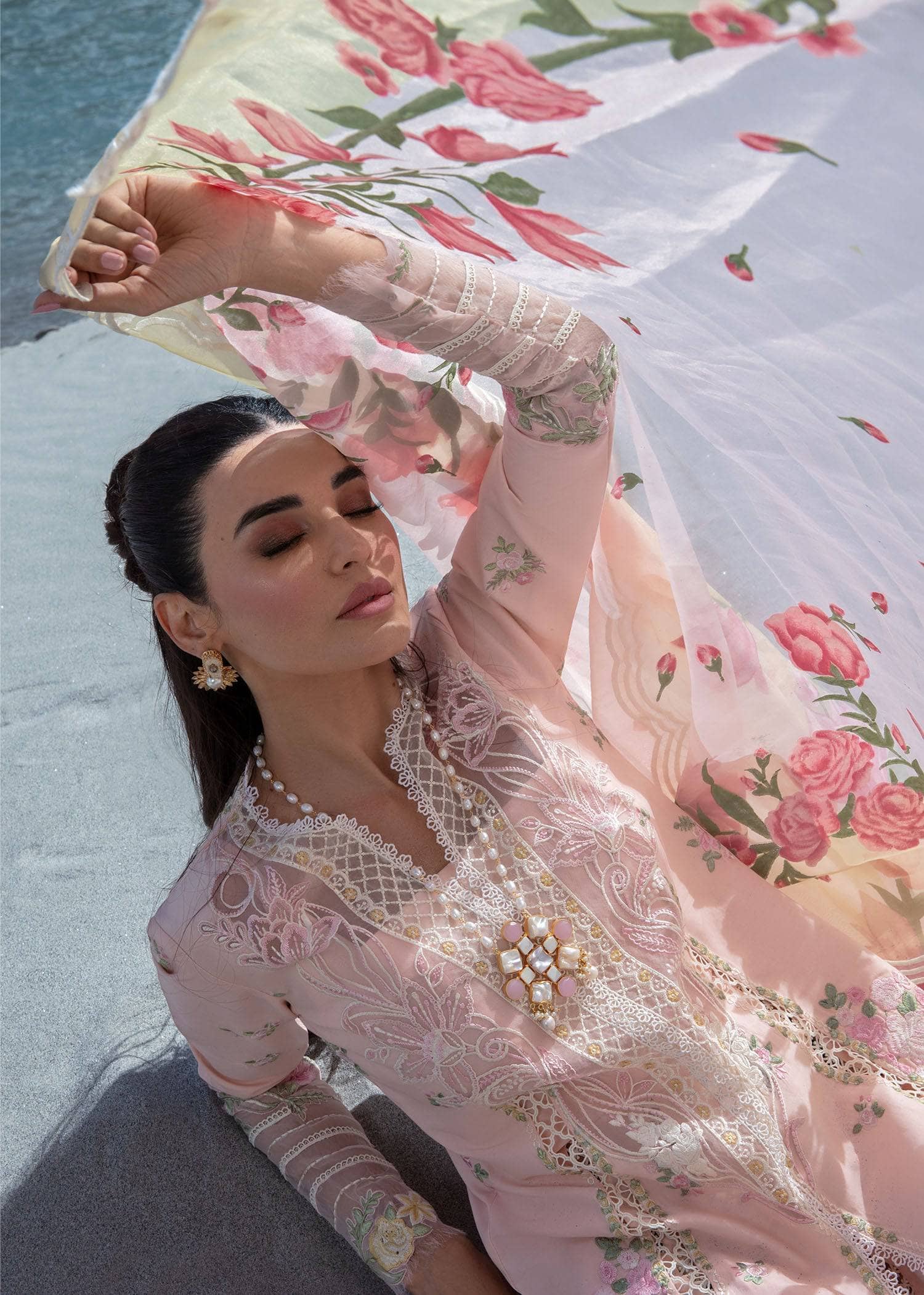 img_crimson_lawn_24_awwal_boutique