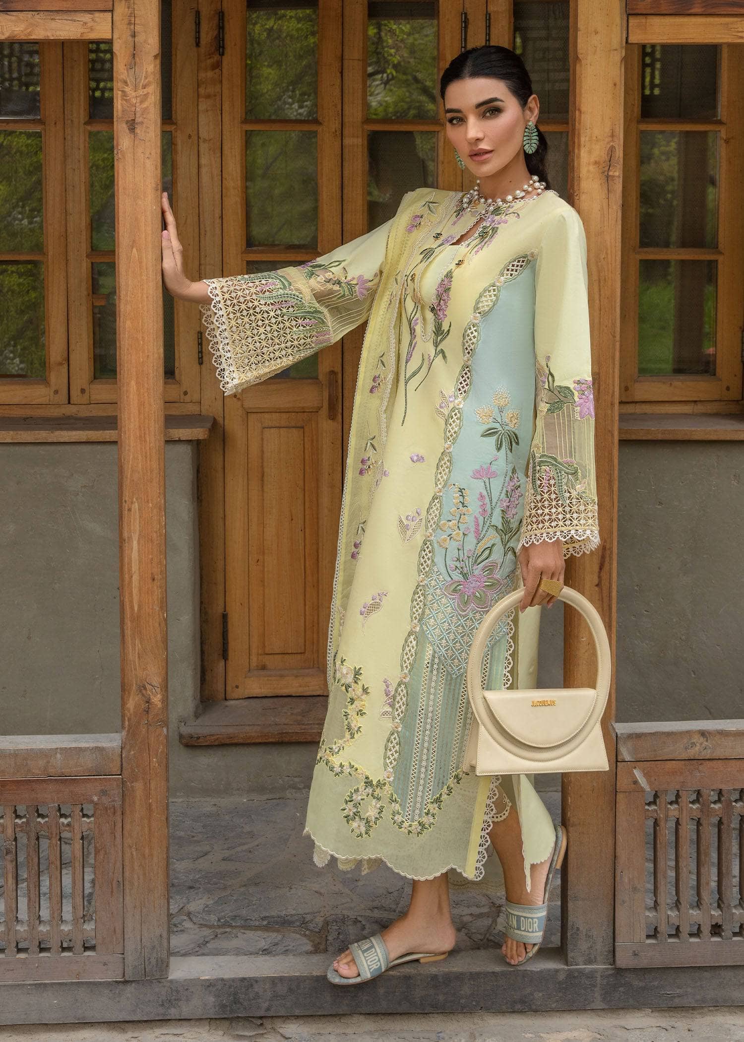 img_crimson_lawn_24_awwal_boutique