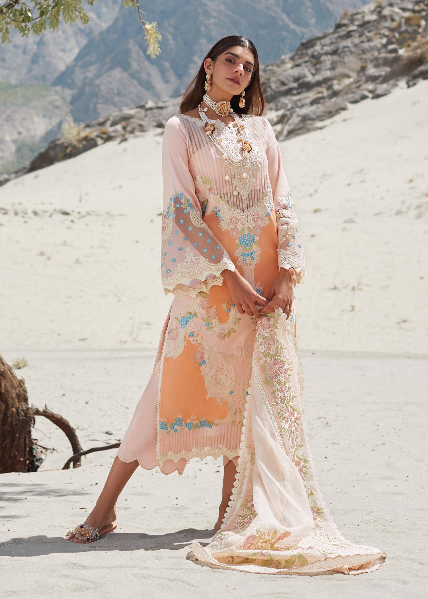 img_crimson_lawn_23_awwal_boutique