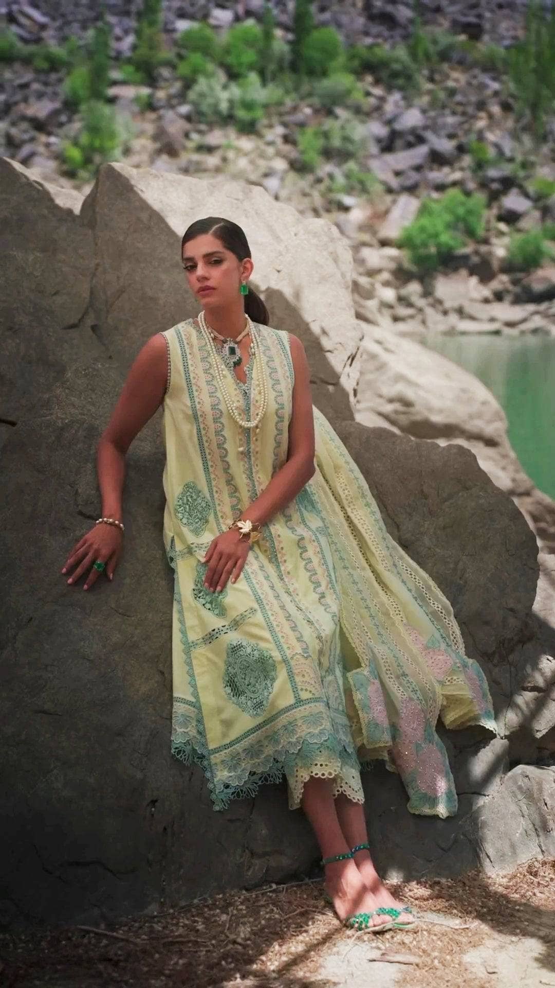 img_crimson_lawn_23_awwal_boutique