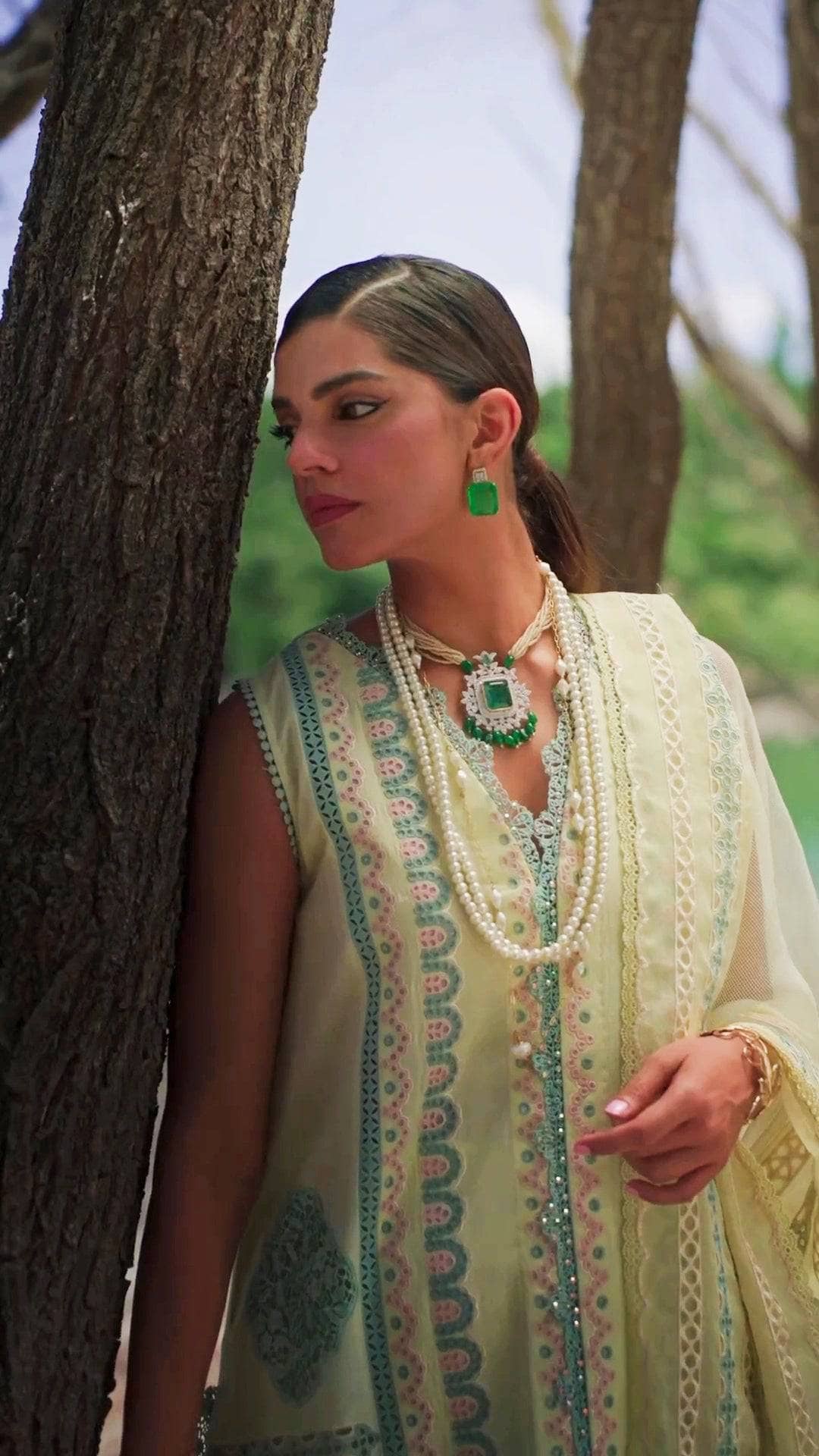 img_crimson_lawn_23_awwal_boutique