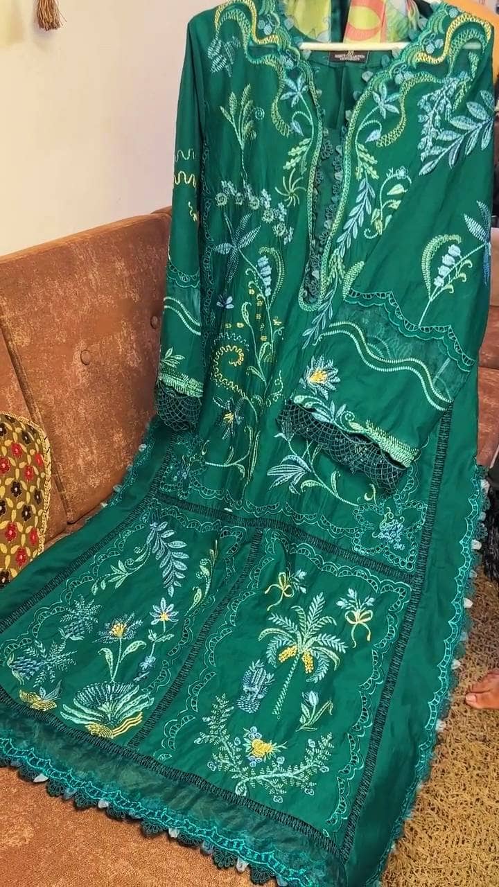 img_crimson_lawn_awwal_boutique