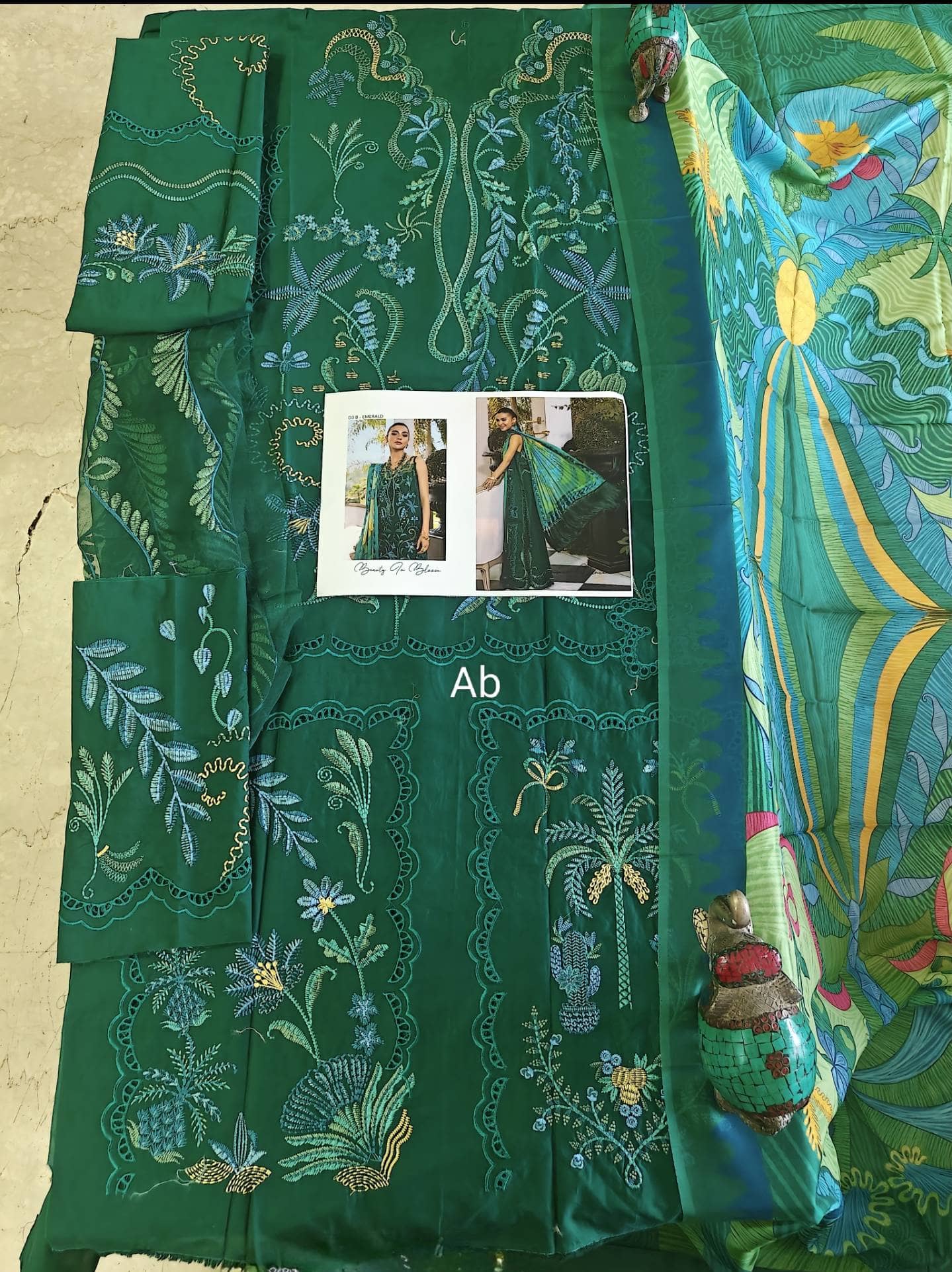 img_crimson_lawn_awwal_boutique