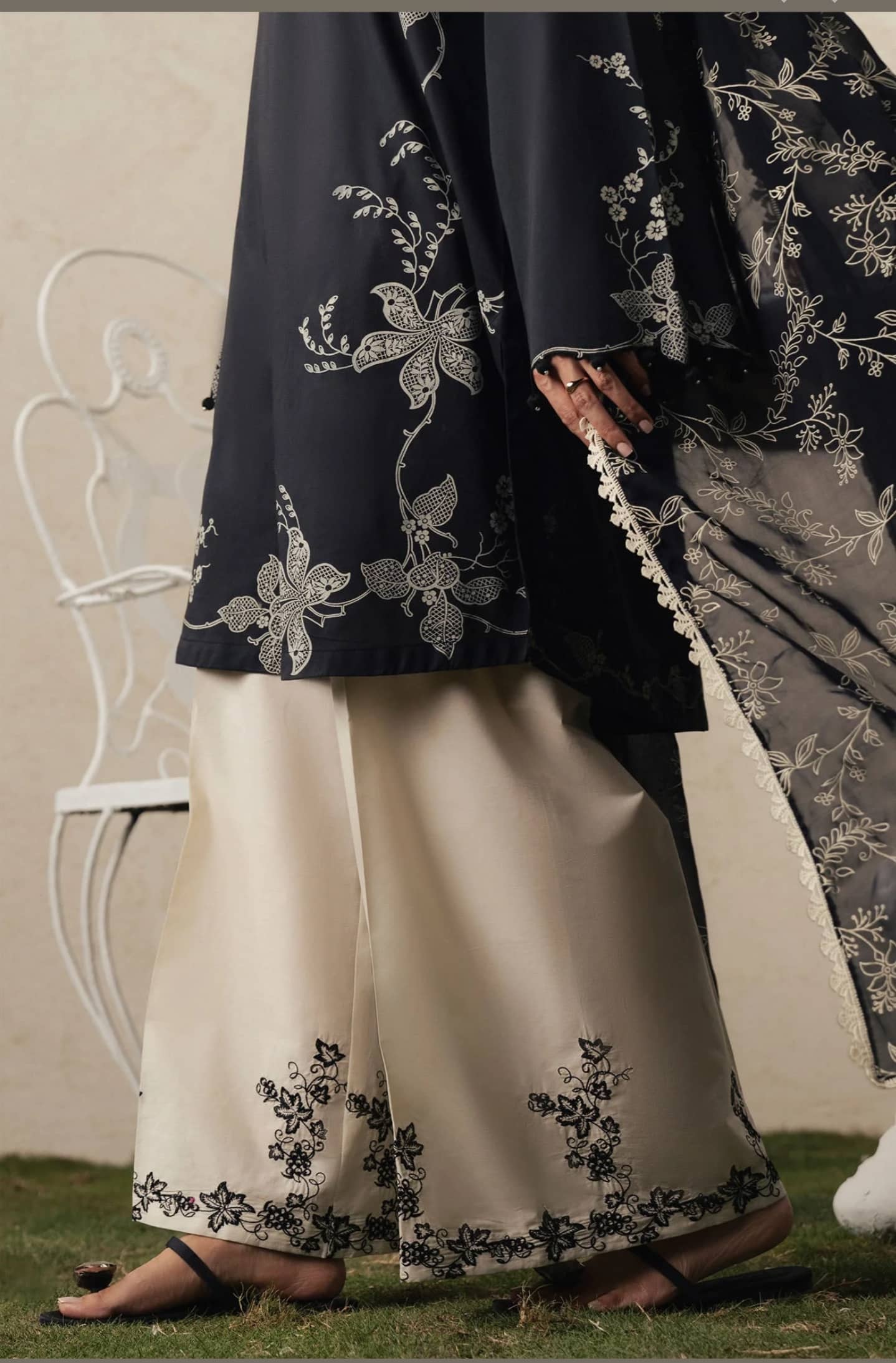Cross Stitch Monsoon Edit 26/Ebony Lace/Silk Dupatta