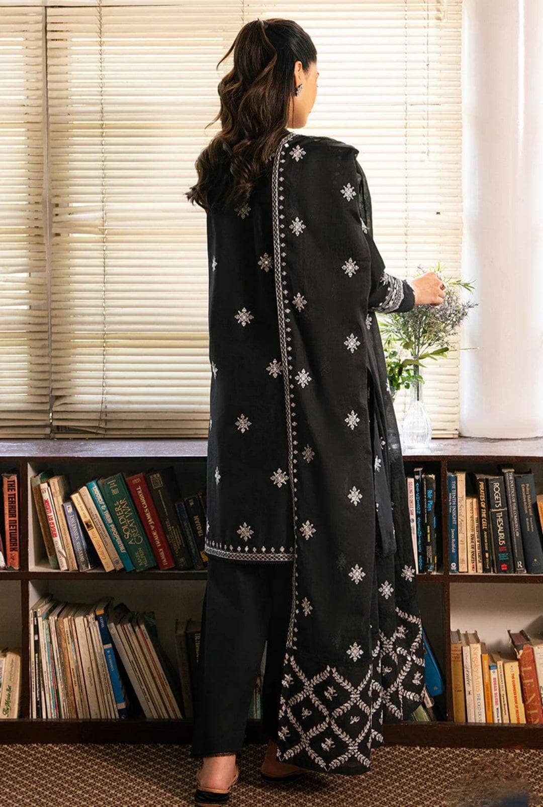 img_cross_stitch_mahiri_lawn_24_awwal_boutique