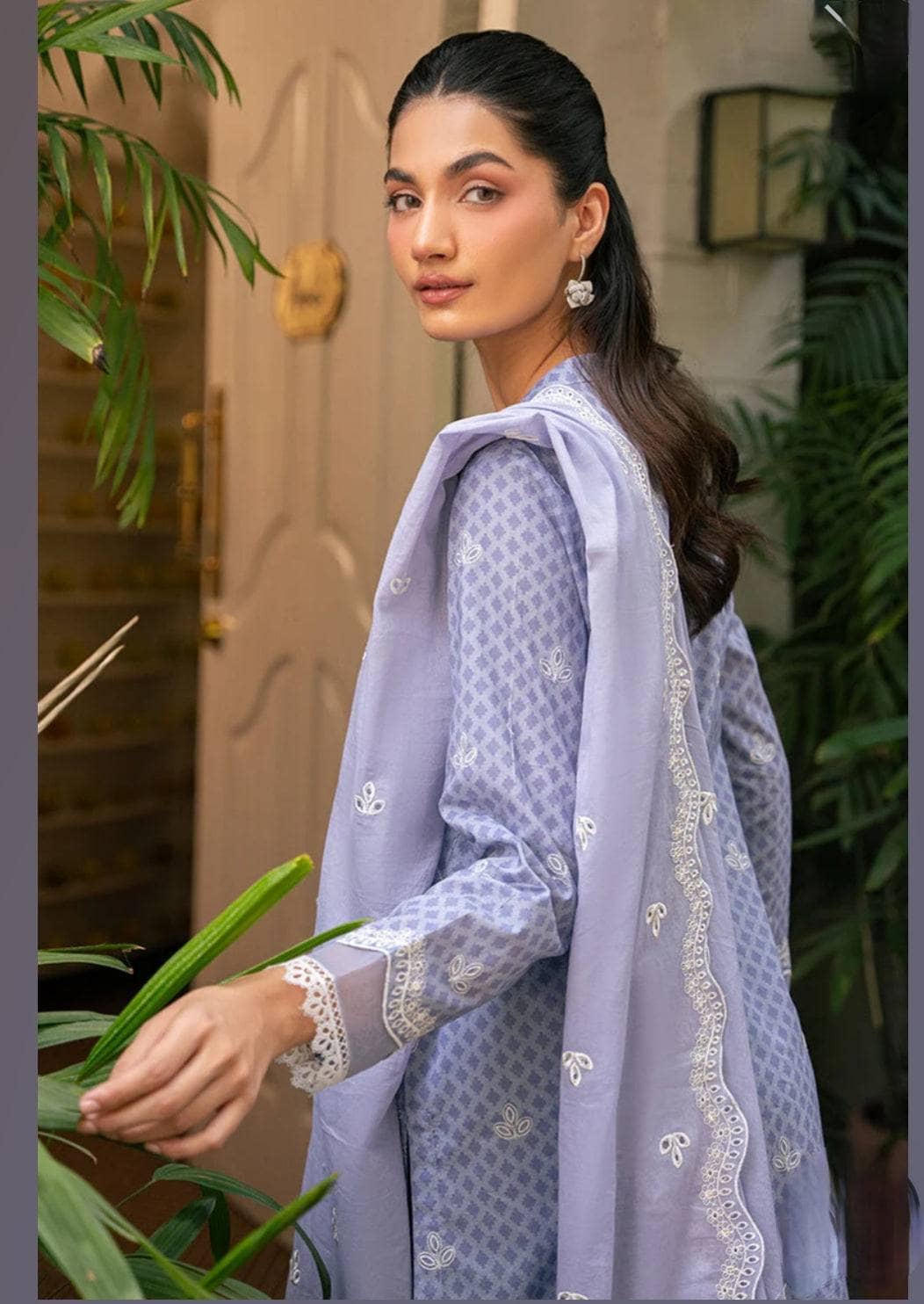 img_cross_stitch_mahiri_lawn_24_awwal_boutique