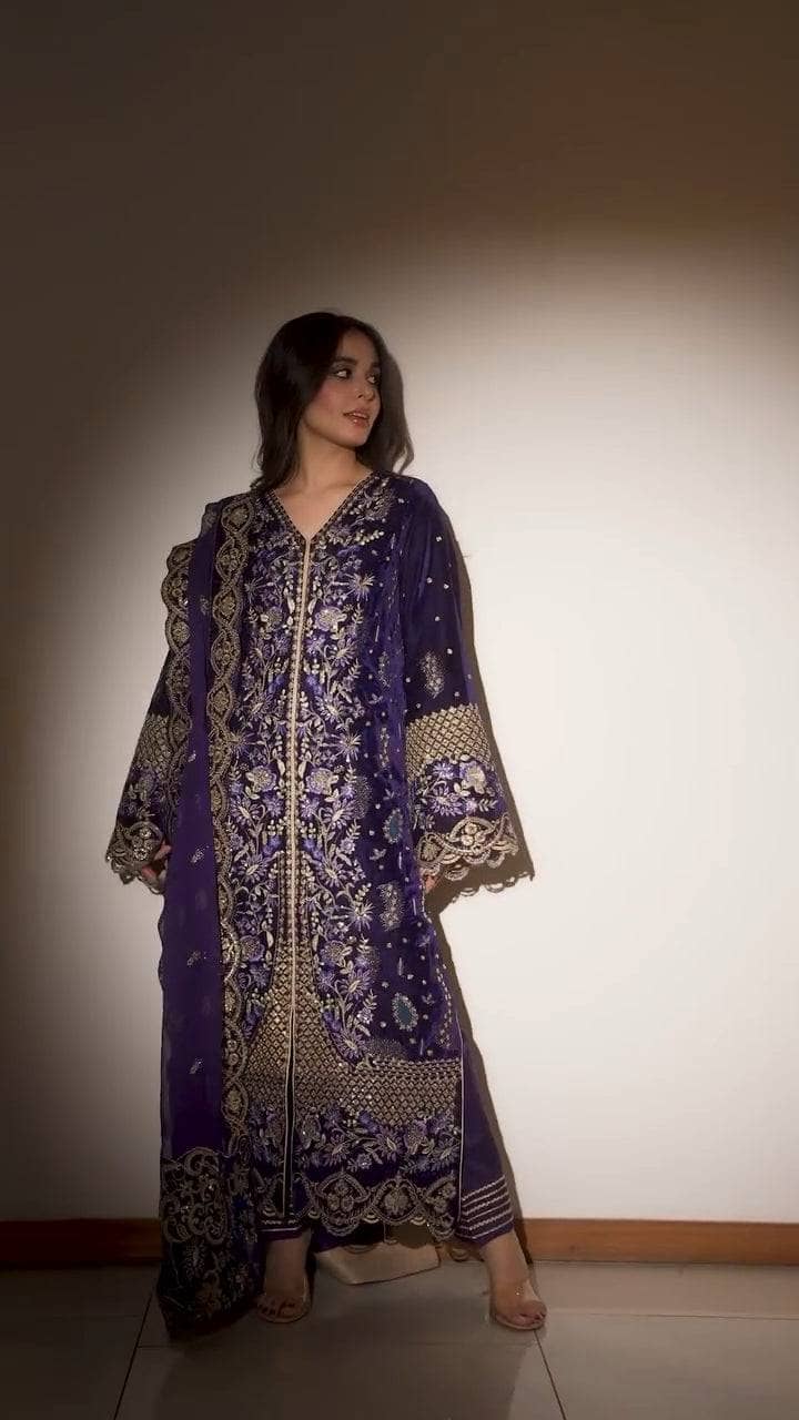 img_emaan_adeel_velvet_awwal_boutique
