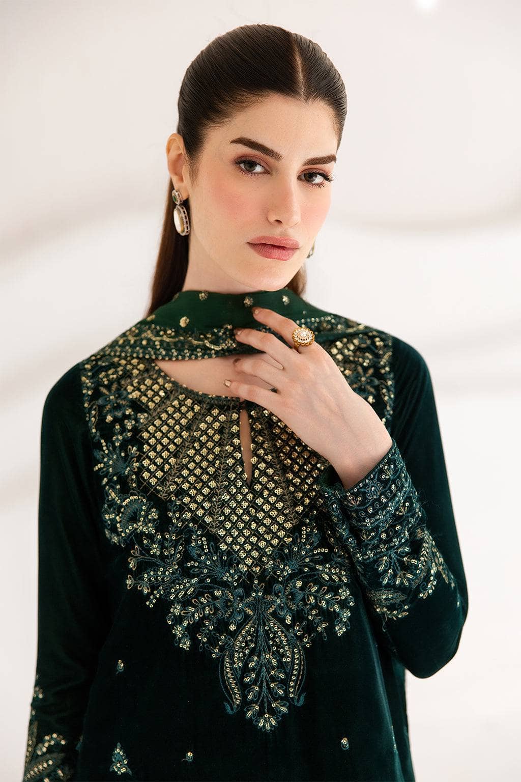 Emaan Adeel Velvet 26/Amerotte