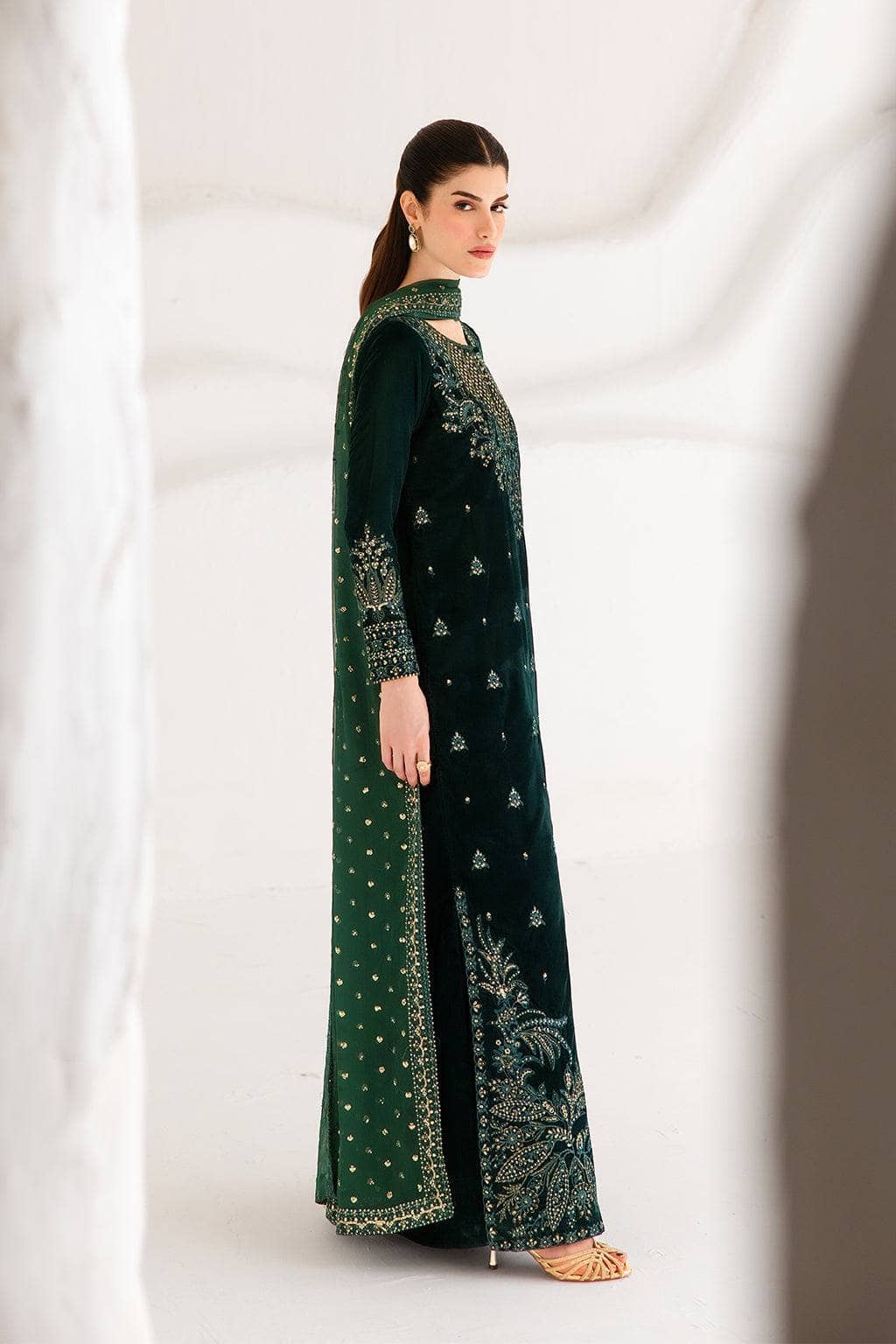 Emaan Adeel Velvet 26/Amerotte