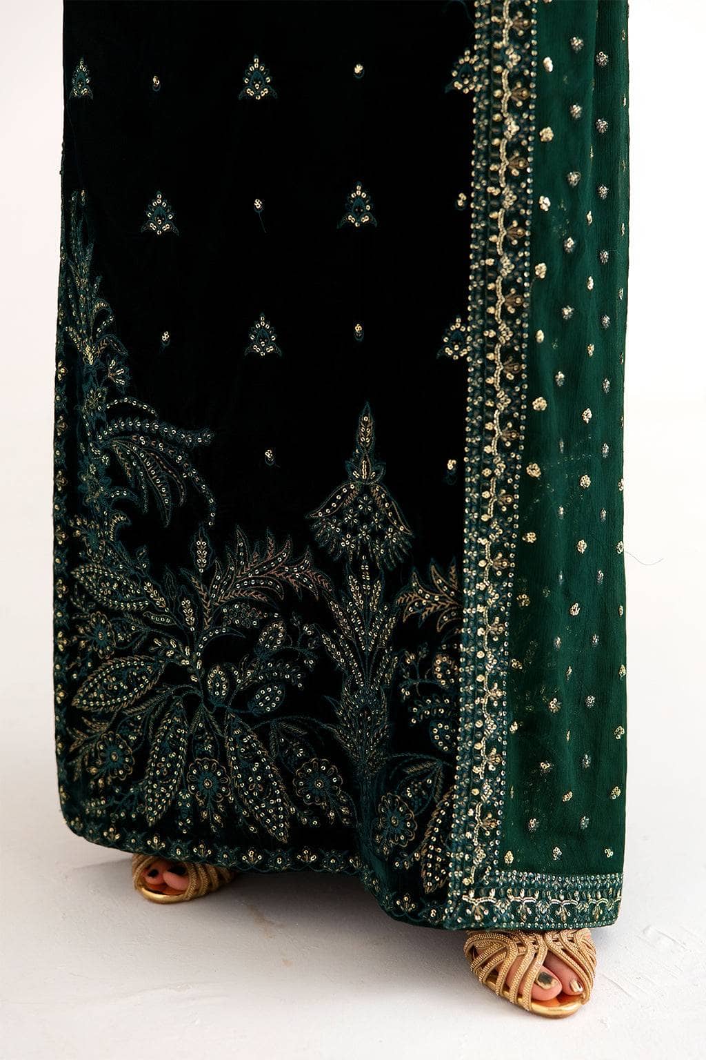 img_emaan_adeel_velvet_collection_awwal_boutique
