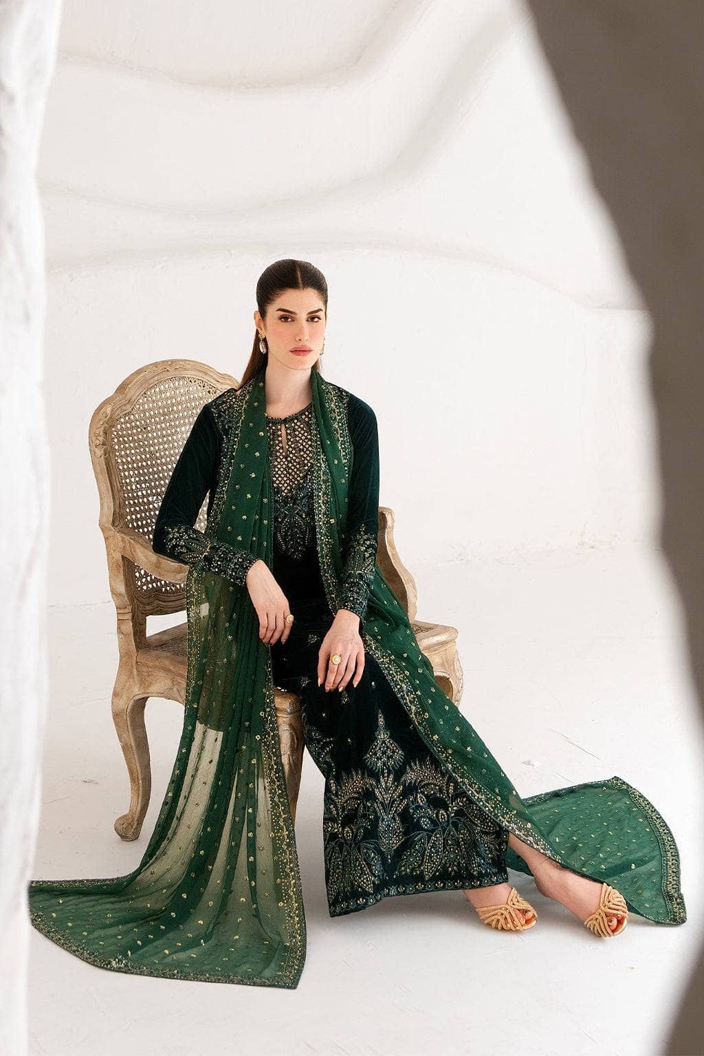 Emaan Adeel Velvet 26/Amerotte