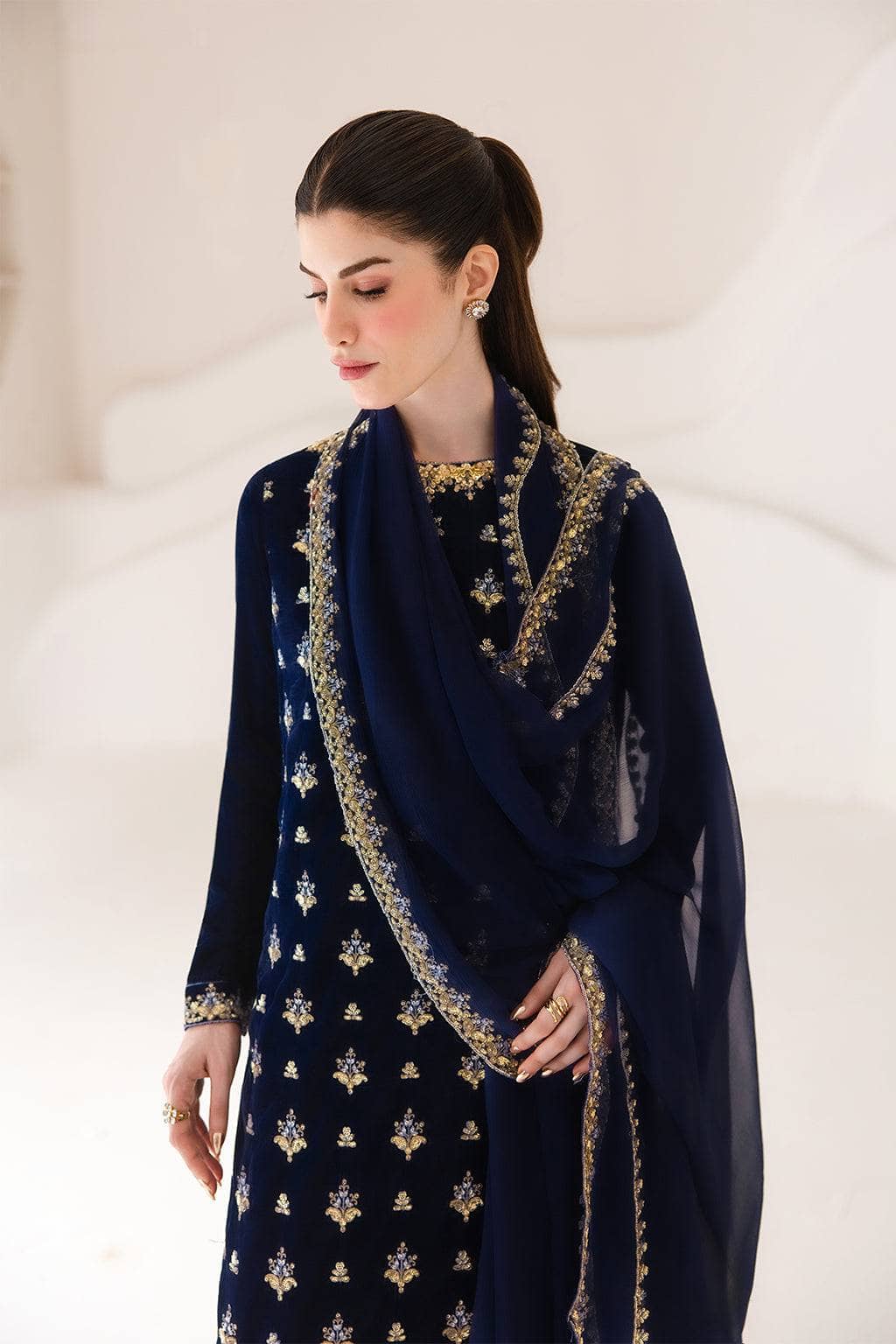 img_emaan_adeel_velvet_collection_awwal_boutique