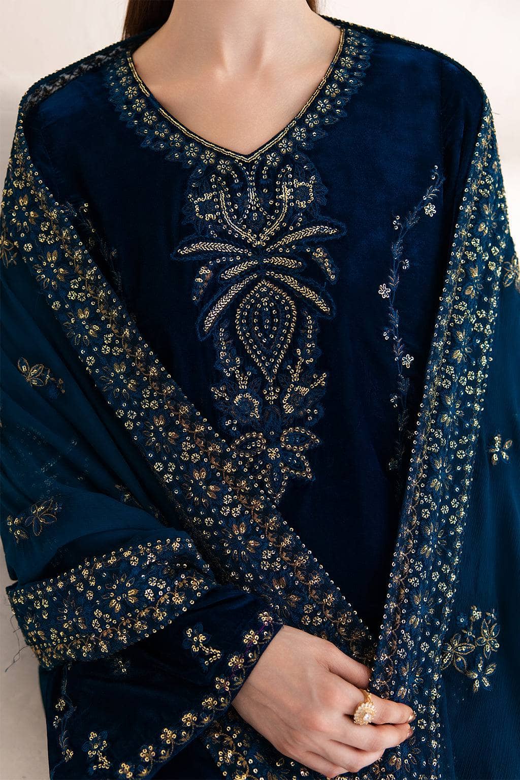 img_emaan_adeel_velvet_collection_awwal_boutique