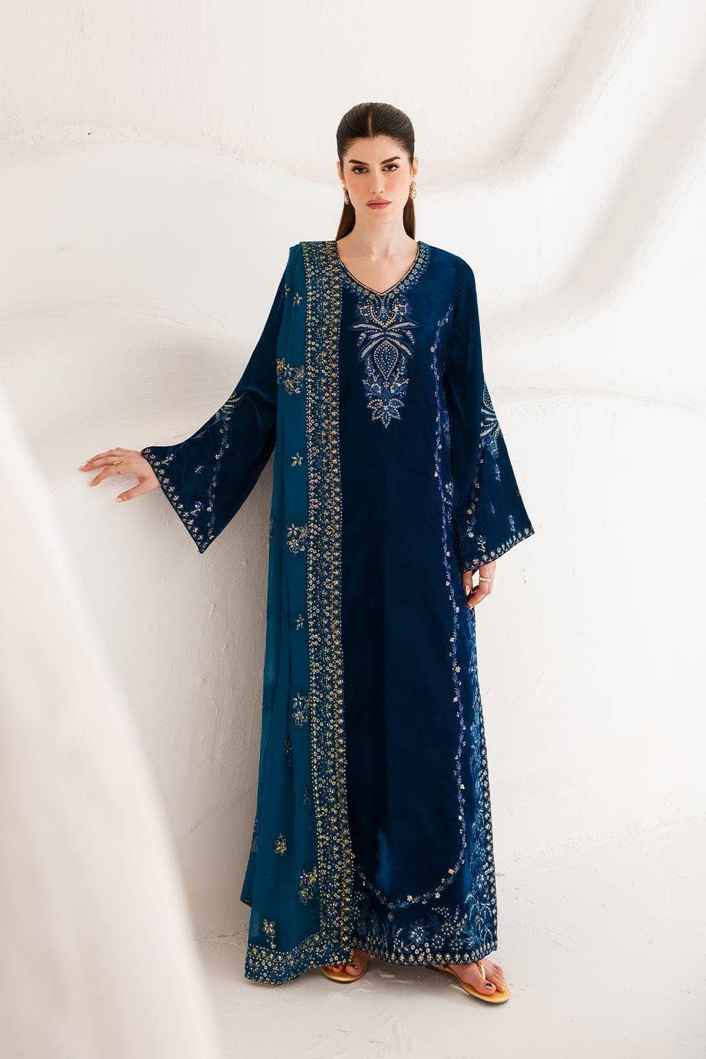 img_emaan_adeel_velvet_collection_awwal_boutique
