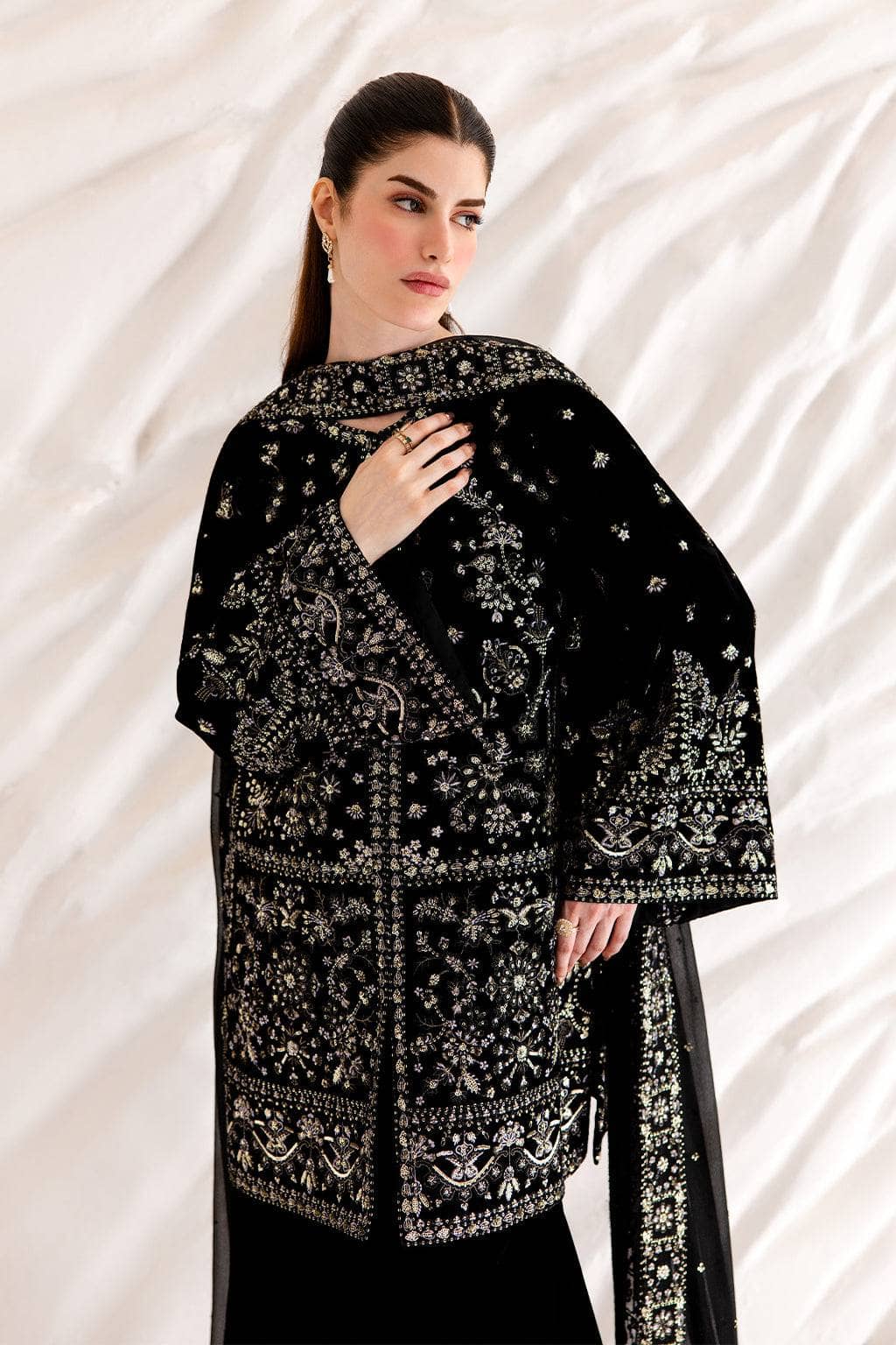 img_emaan_adeel_velvet_collection_awwal_boutique