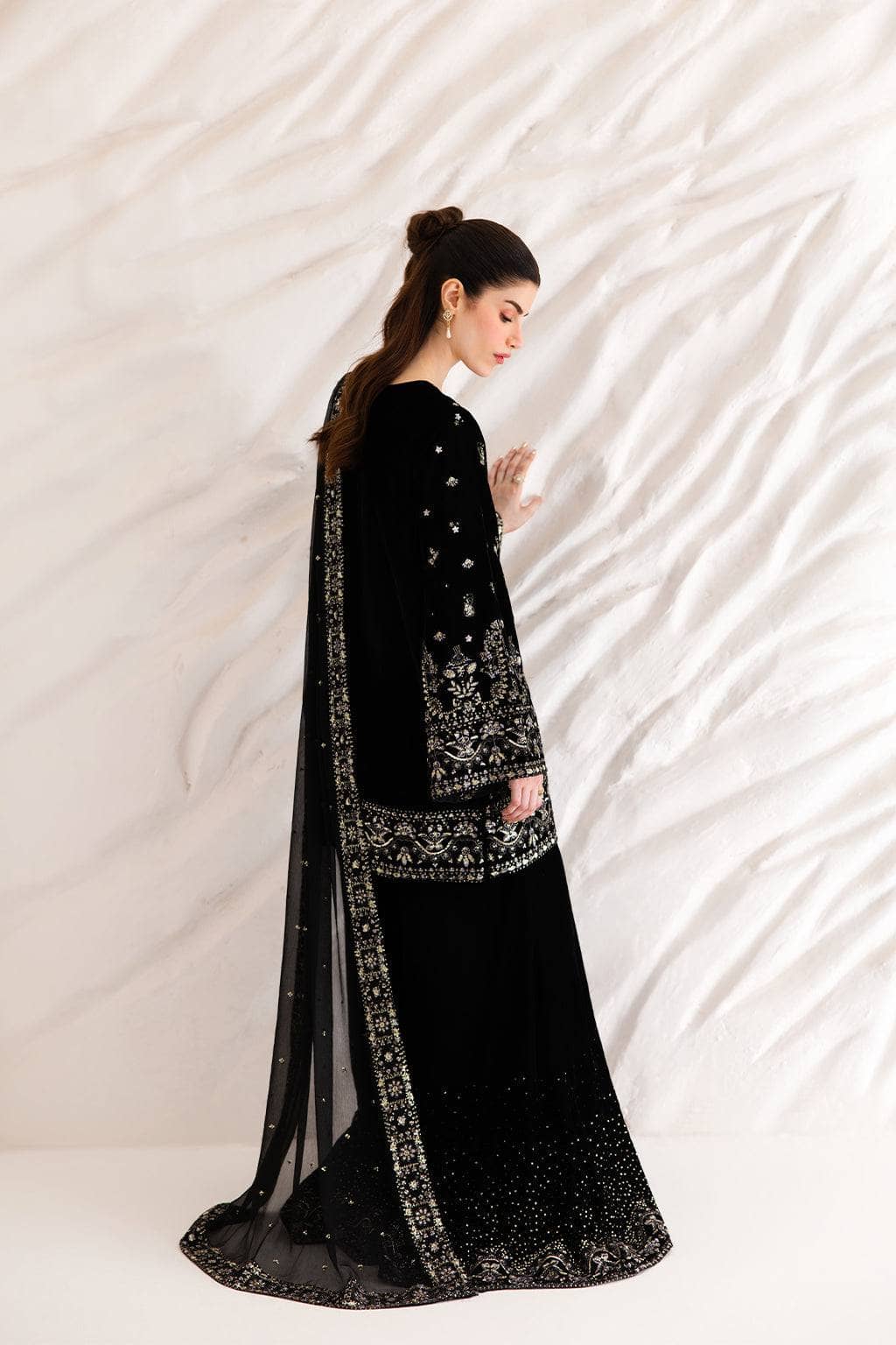 Emaan Adeel Velvet 26/Livia