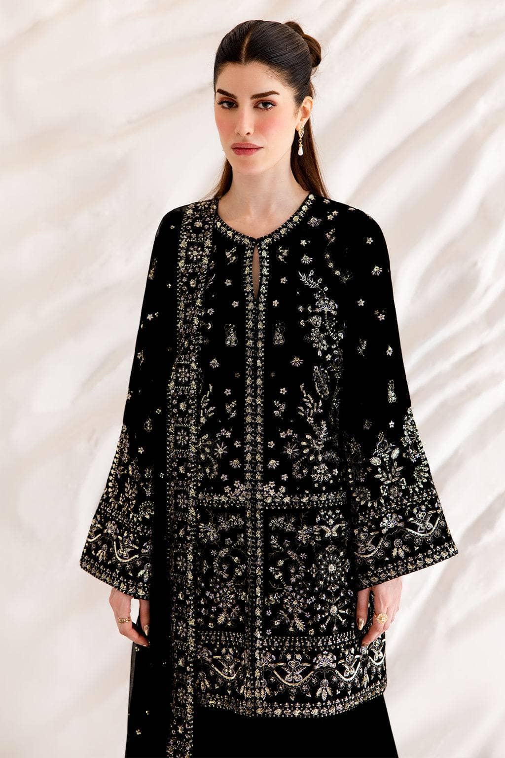 Emaan Adeel Velvet 26/Livia