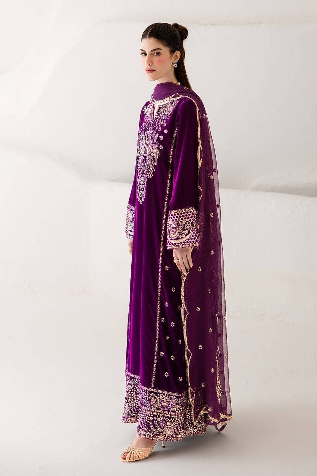img_emaan_adeel_velvet_collection_awwal_boutique