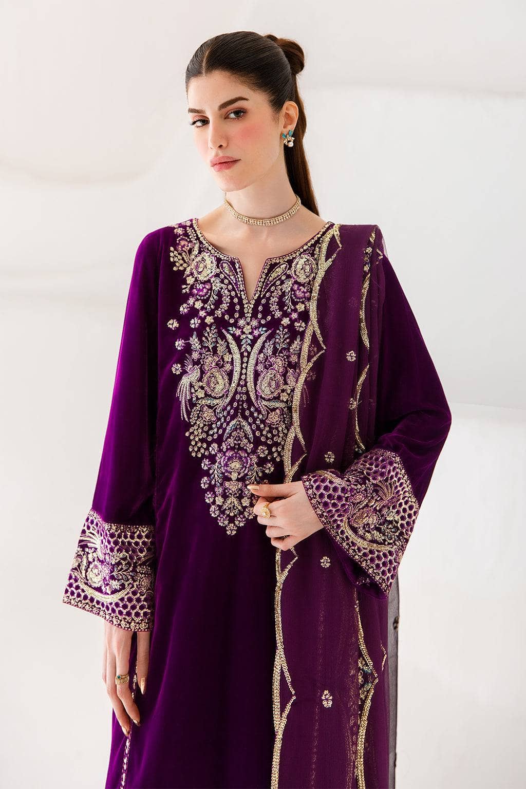 img_emaan_adeel_velvet_collection_awwal_boutique