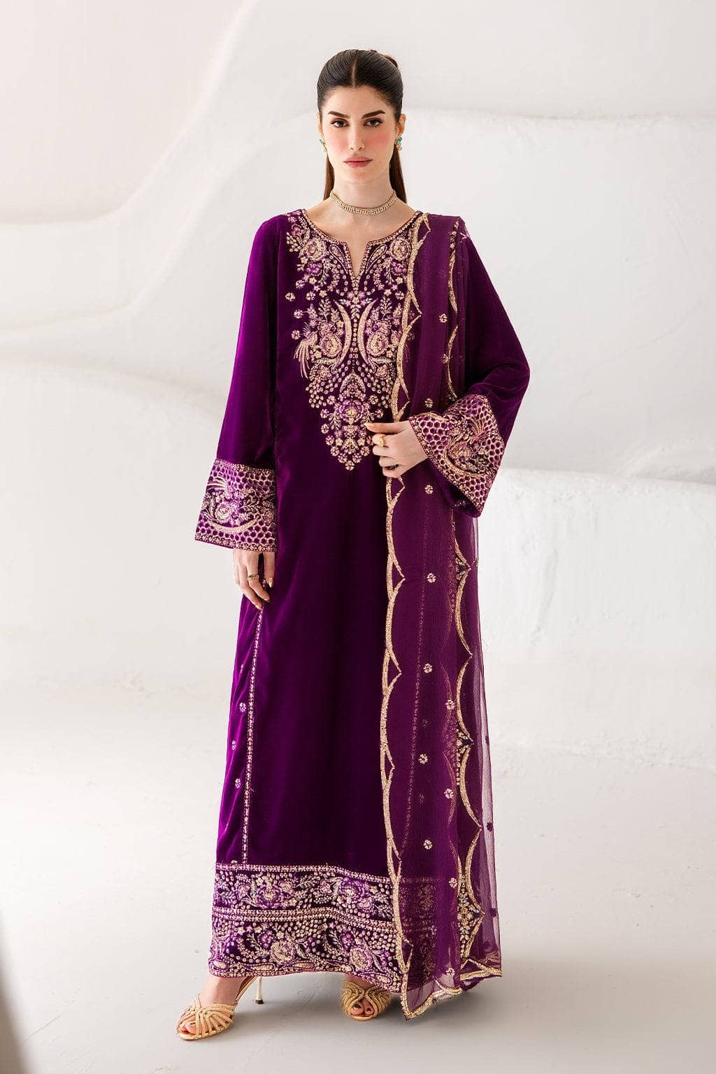 img_emaan_adeel_velvet_collection_awwal_boutique