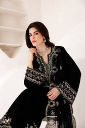 img_emaan_adeel_velvet_collection_awwal_boutique