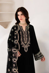 img_emaan_adeel_velvet_collection_awwal_boutique