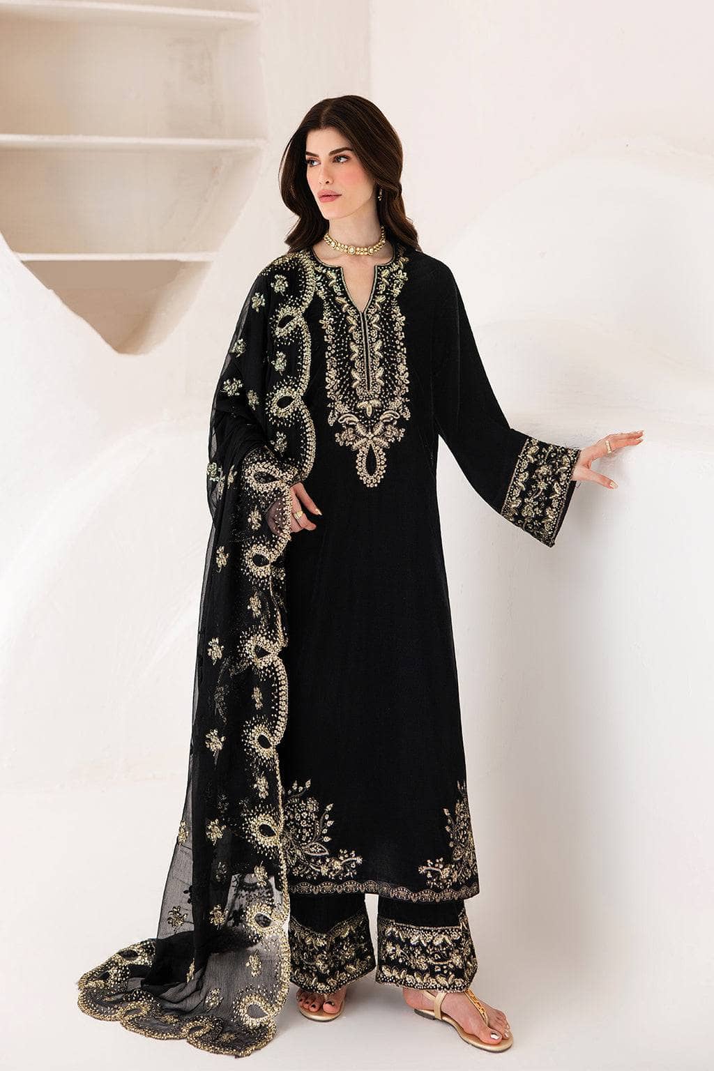 img_emaan_adeel_velvet_collection_awwal_boutique