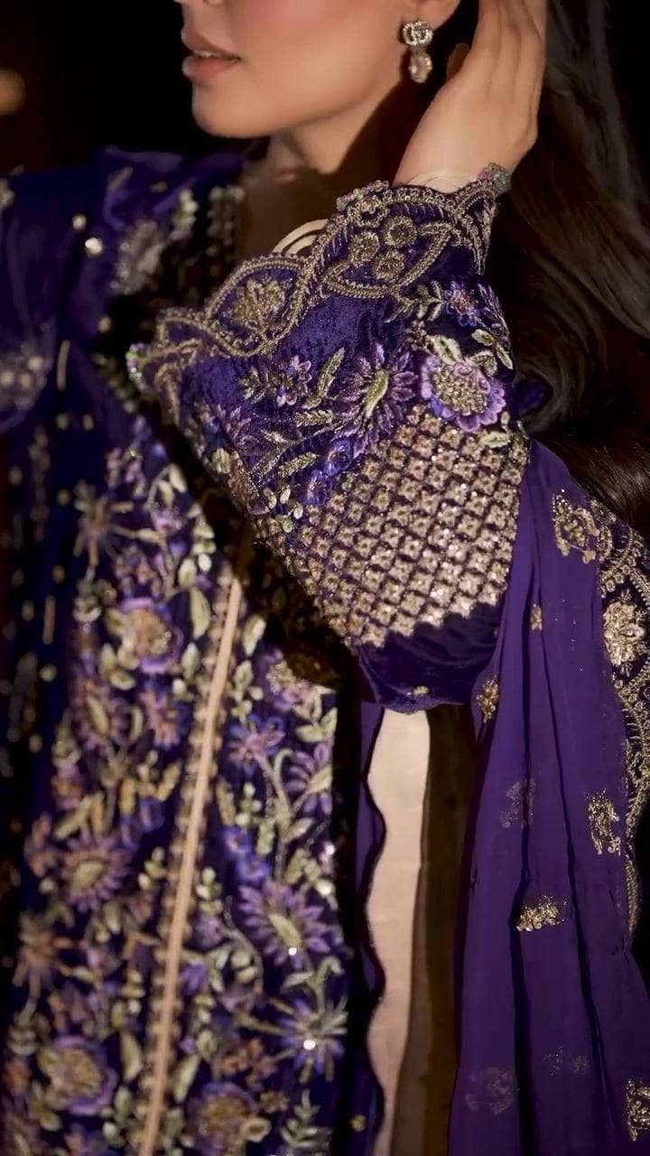 img_emaan_adeel_velvet_24_awwal_boutique