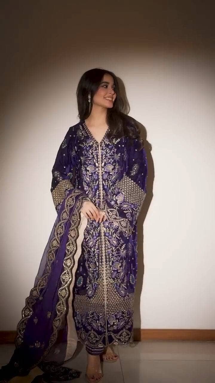 img_emaan_adeel_velvet_24_awwal_boutique