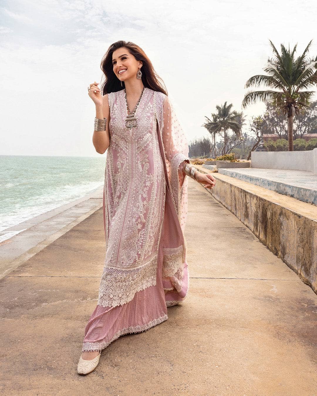 img_faiza_saqlain_lawn_tara_sutaria_awwal_boutique