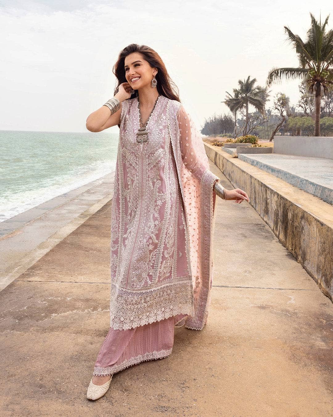img_faiza_saqlain_lawn_tara_sutaria_awwal_boutique