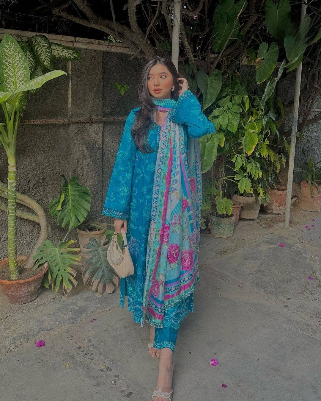 img_farah_talib_aziz_lawn_24_awwal_boutique